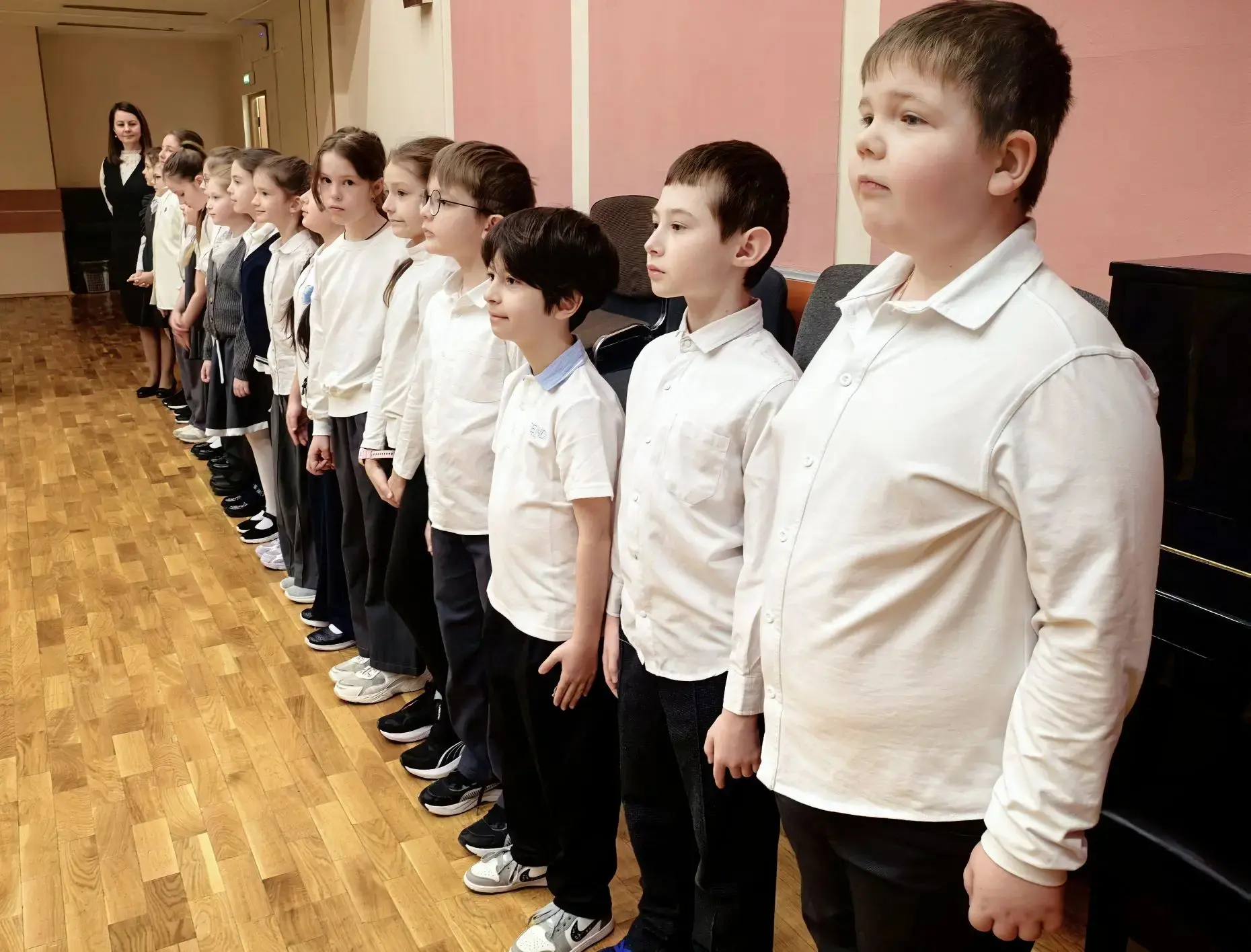 🇷🇺 Утро понедельника традиционно началось с выноса флага и исполнения гимна!  🎭 Сегодня в школе сост