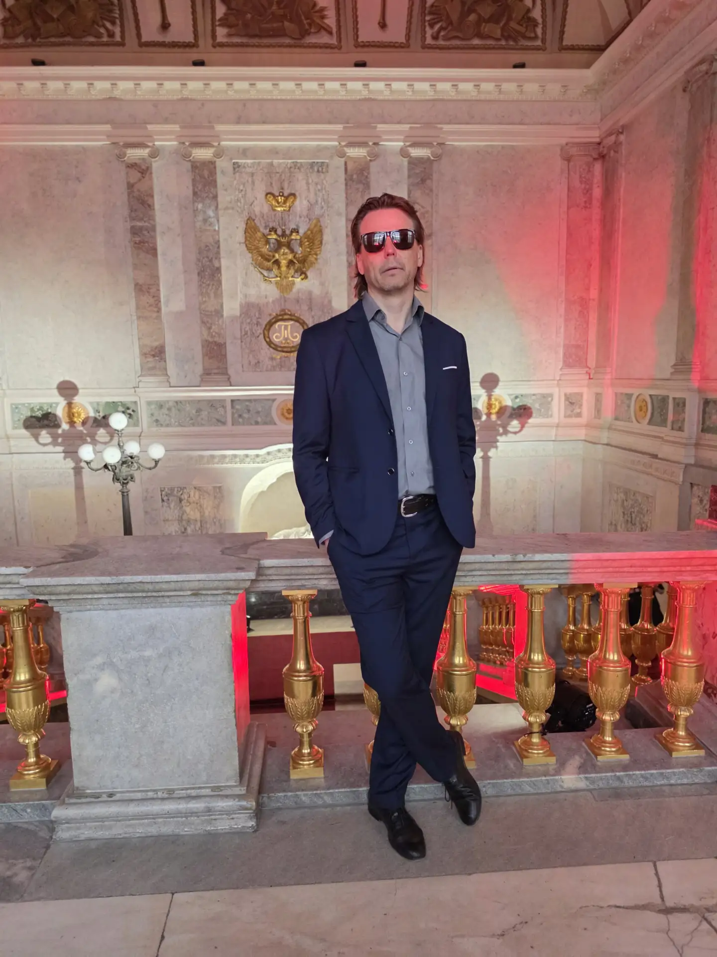 Ловите мой гид по Михайловскому замку.

При входе сразу за главной дверью открывается парадная лестн