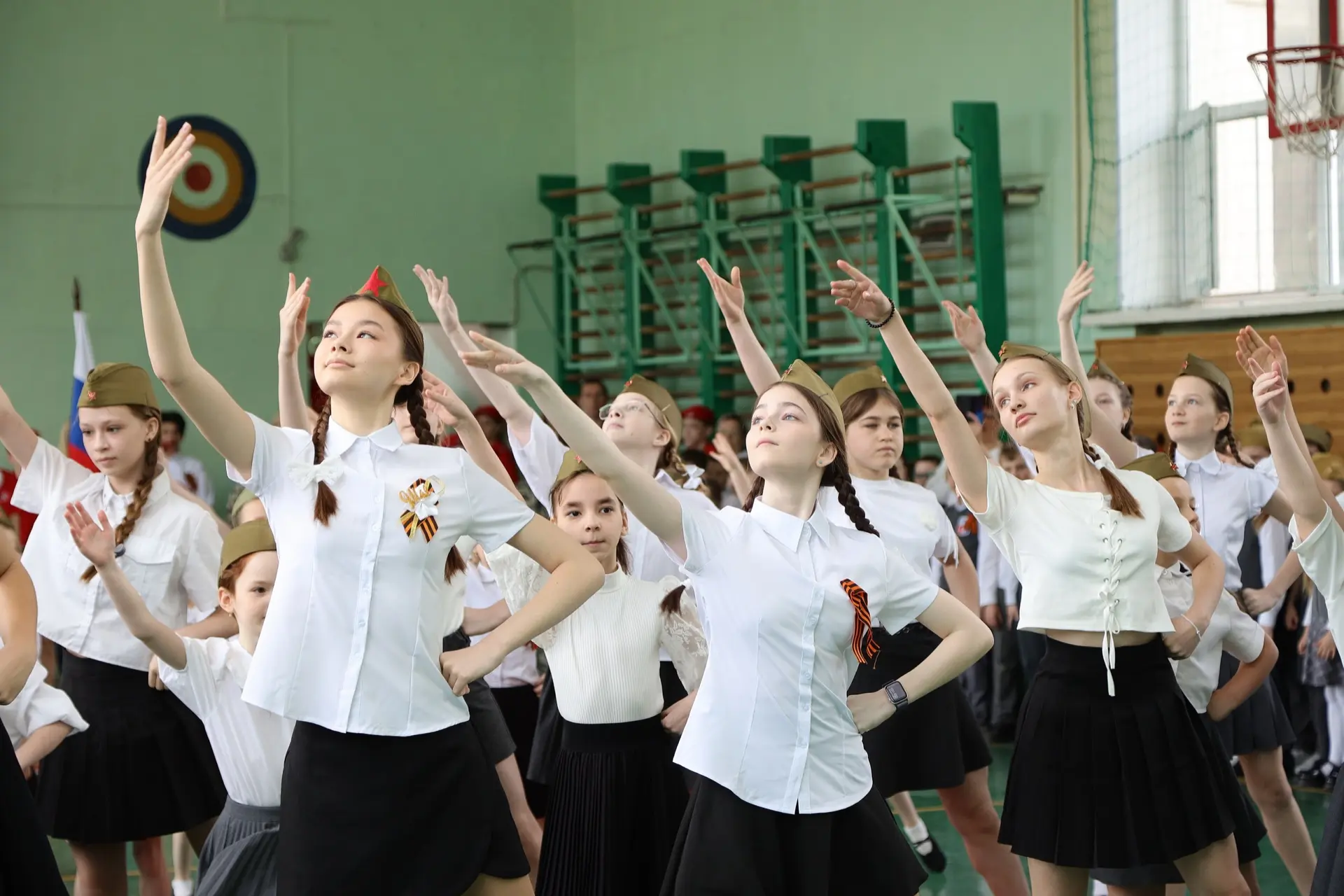 🚩 В гимназии №4 прошла торжественная линейка, посвященная Дню Победы!  Этот день собрал учеников и у