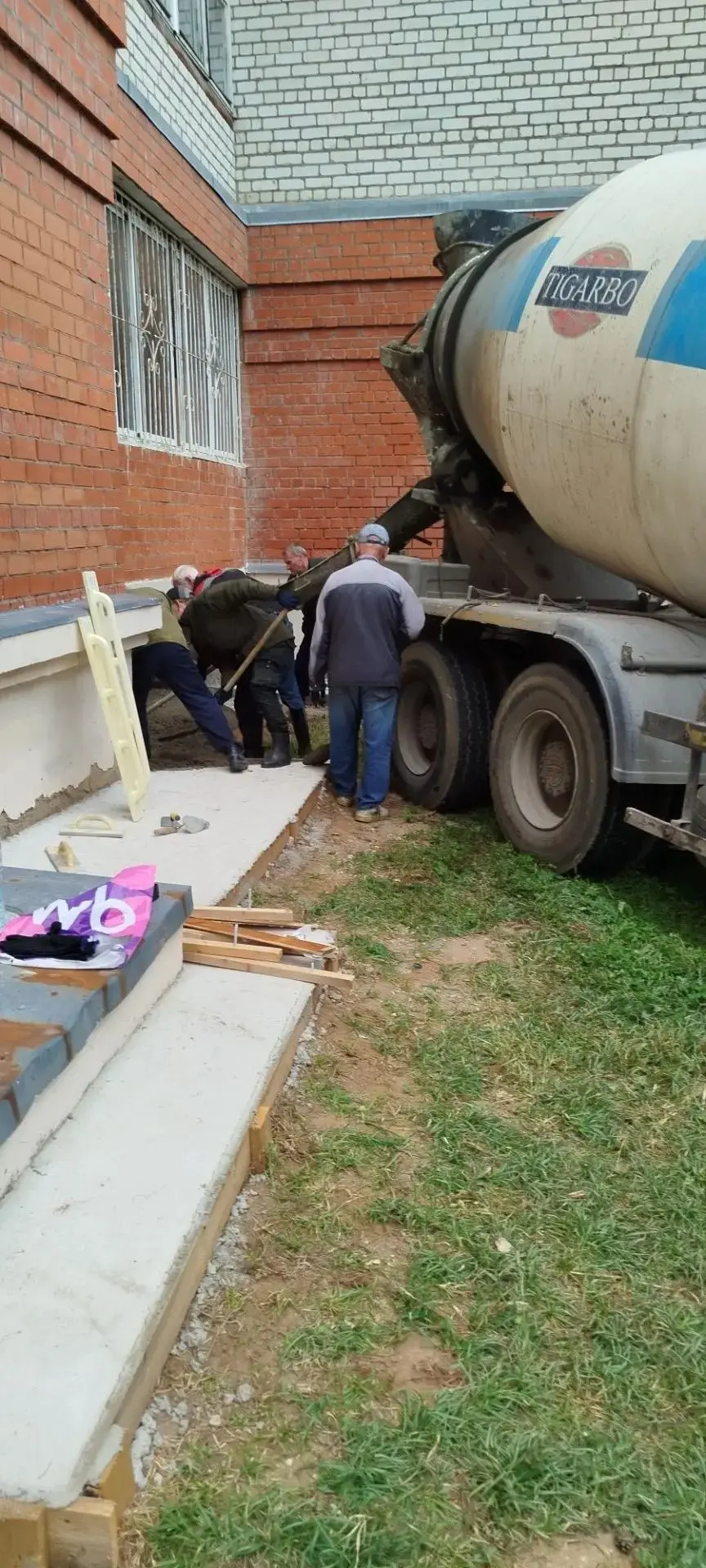 🏢На бетонном заводе ажиотаж, так что наша очередь получить необходимый строительный ма...