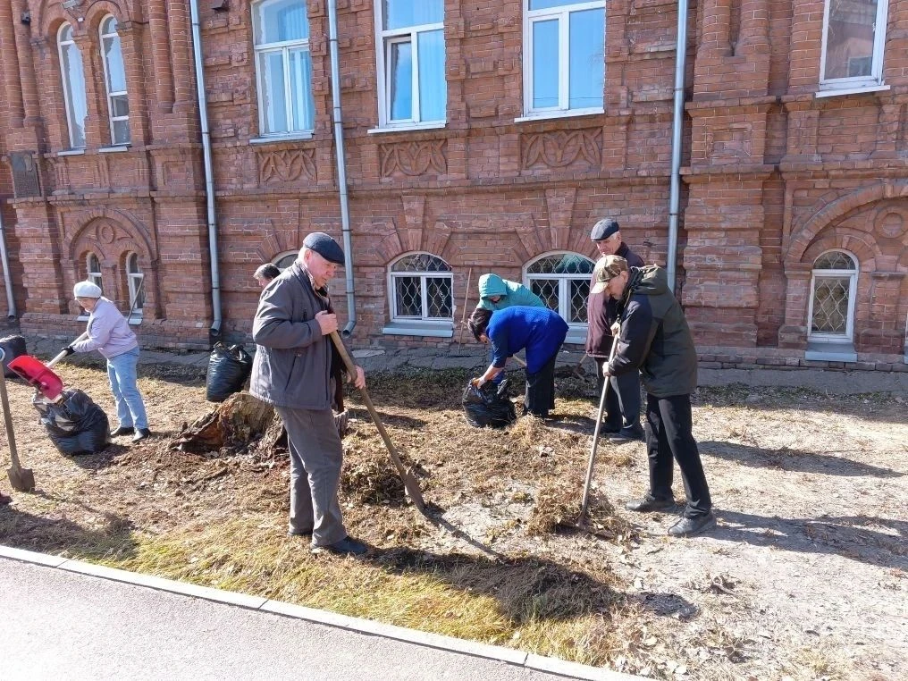 📣В Бийске стартовали весенние субботники  Одними из первых на уборку прилегающих территорий вышли ве