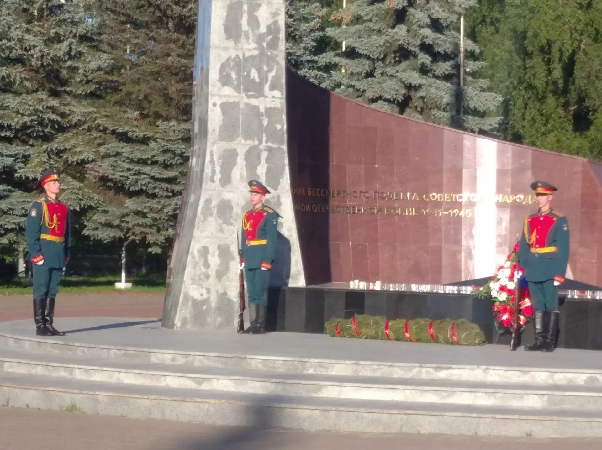 🔥 22 июня - день, когда сердце замирает в скорби...
Фотографии запечатлили момент патриотического м