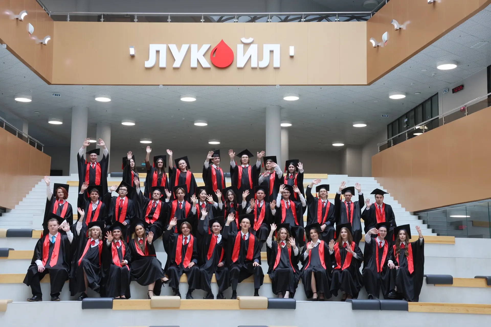 🎓 >300 новых профессионалов отрасли: выпускникам базовых кафедр и корпоративных групп ...