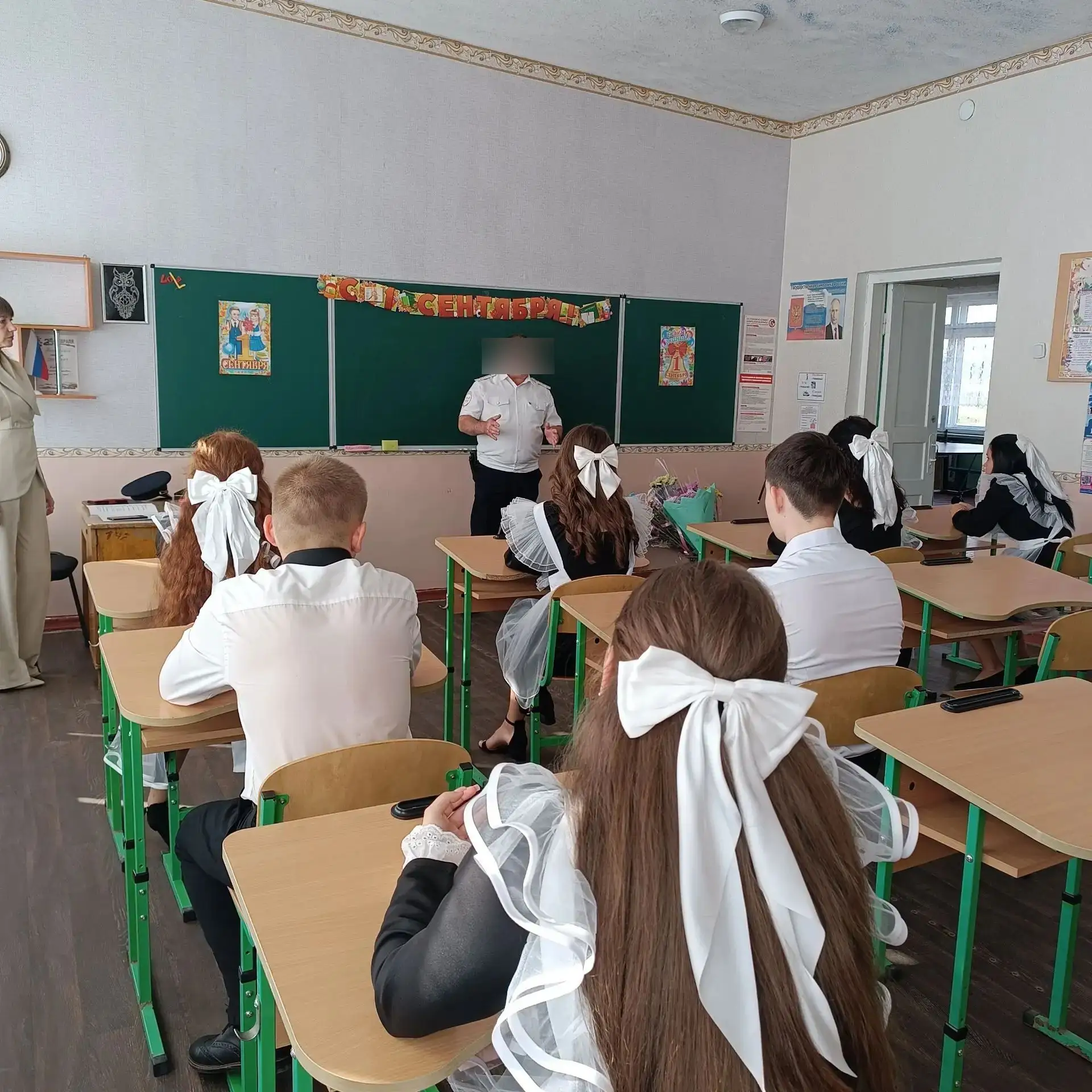 Профилактическая беседа инспектора ГИБДД со школьниками о правилах дорожного движения.