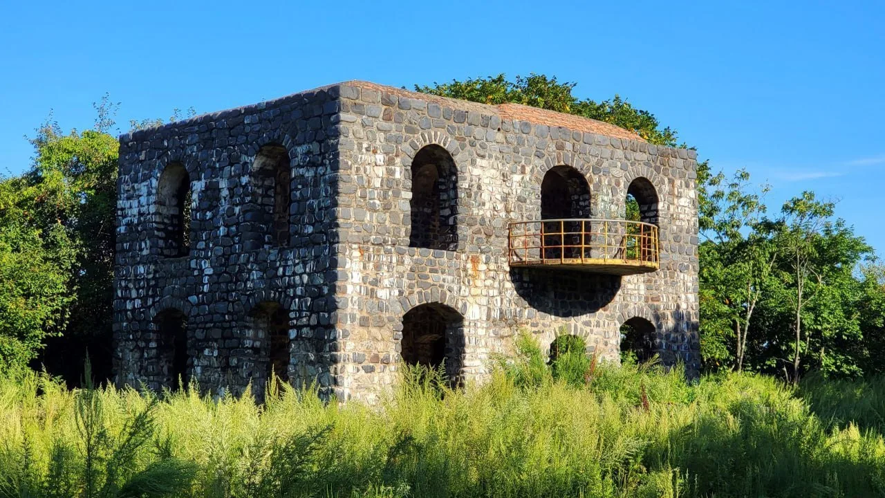 🏰 Замок Оловянникова — каменный силуэт у моря

В посёлке Посьет расположено необычное здание, котор