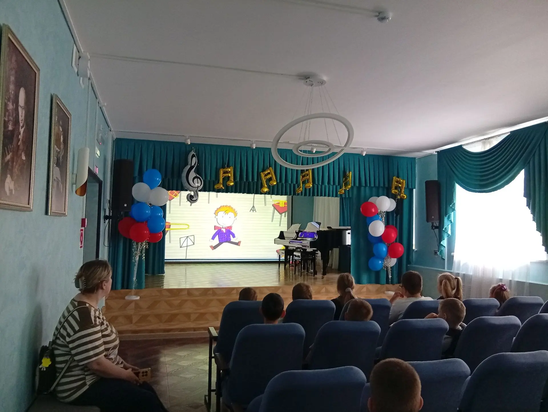 Сегодня музыкальную школу посетили ребята лагеря дневного пребывания школы №3. Путешествуя по школе 