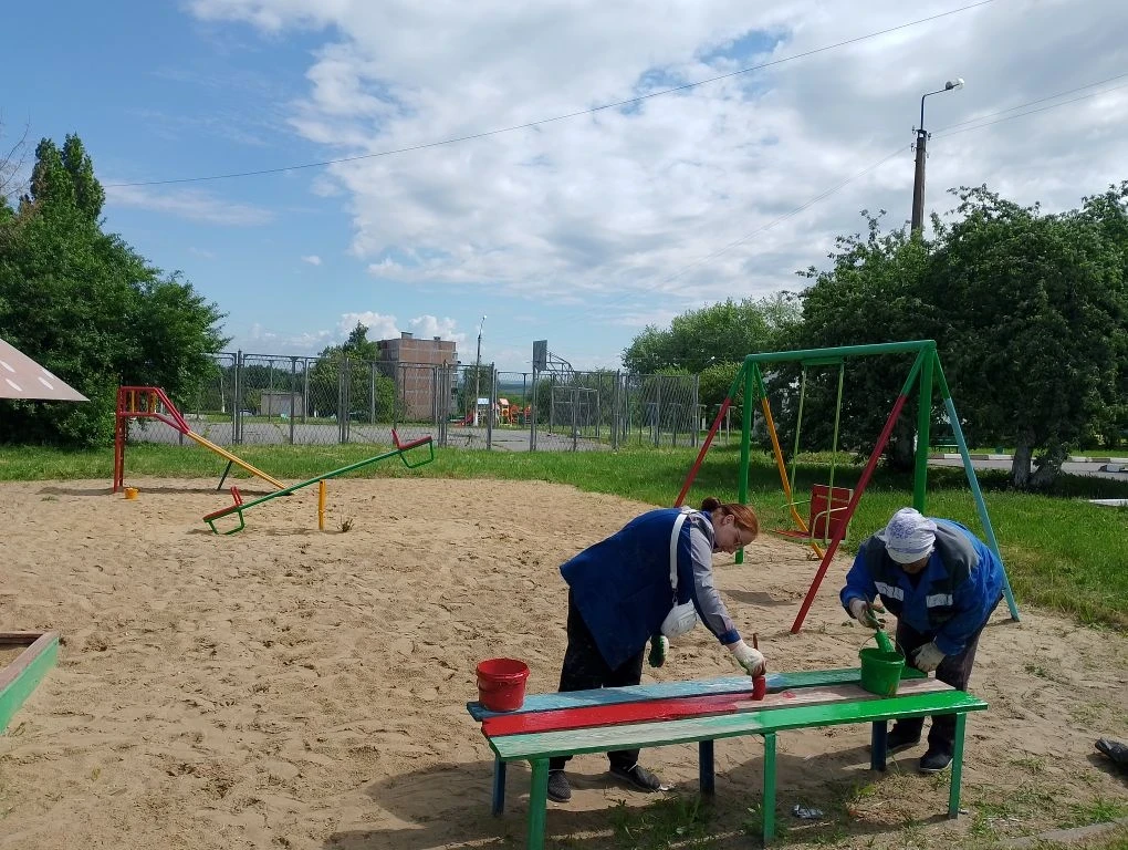 🛝 Продолжаем работы по обновлению детских площадок на нашей территории.