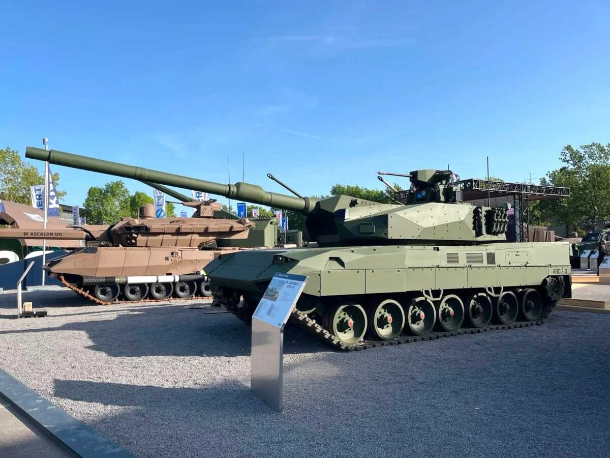 Прототип танка Leopard 2 A-RC 3.0, показанный на стенде KNDS во время продолжающейся выставки Eurosa