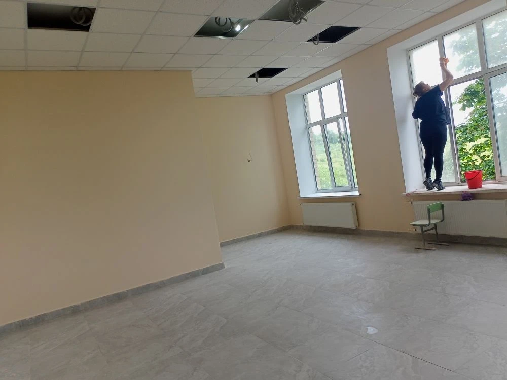 Дорогие друзья!  Мы продолжаем знакомить вас с ходом ремонтных работ в нашей школе.
Закончился  учеб