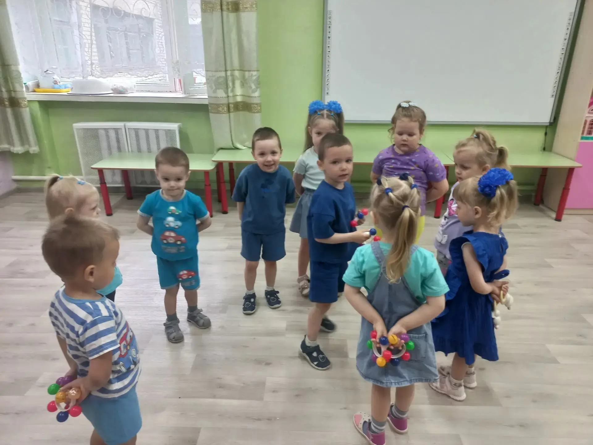 Сегодня  наша группа  превратилась в бескрайнее небо. В рамках нашей программы по изучению цвета, мы