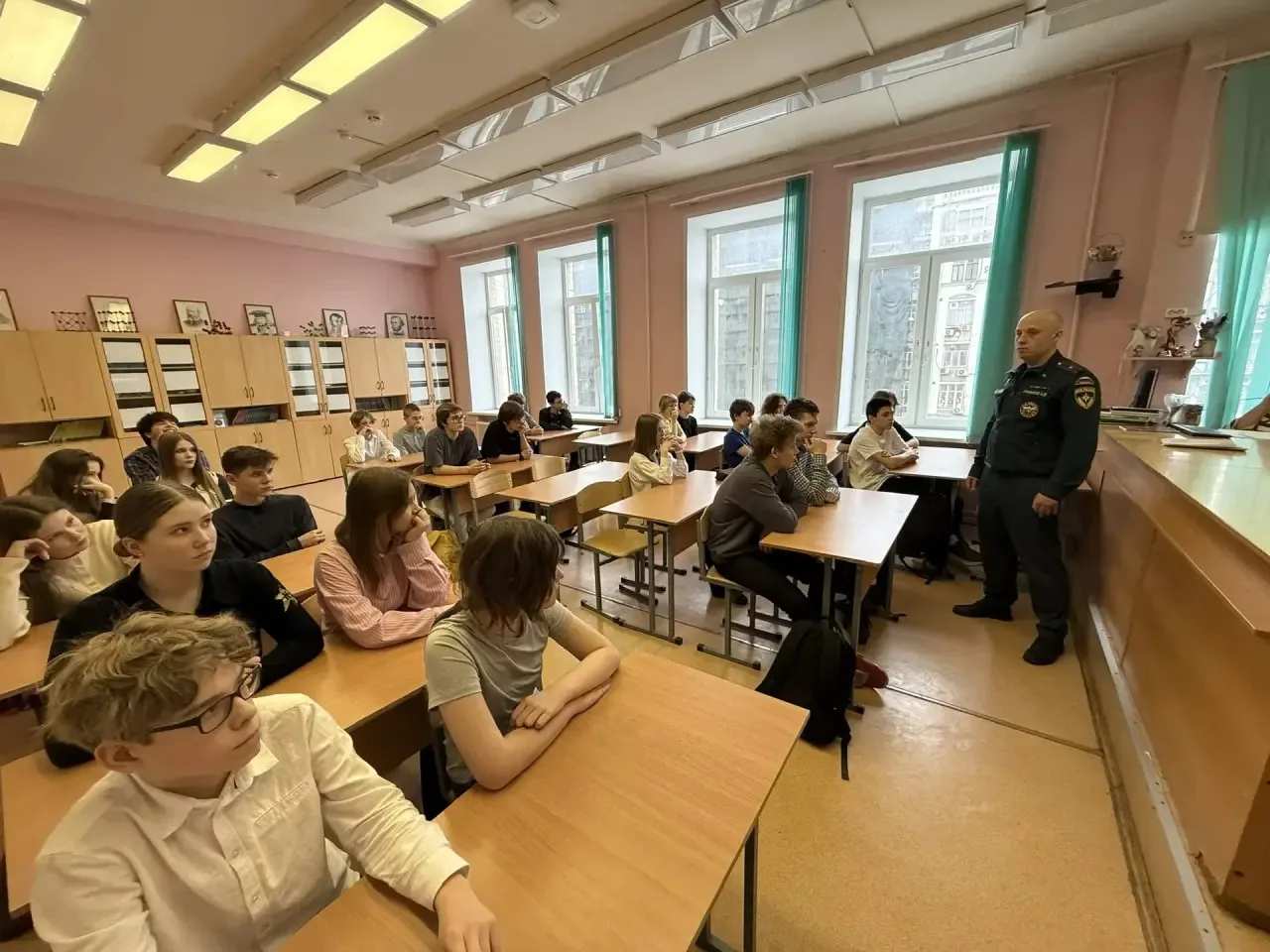 Безопасность превыше всего! ☝🏻   Перед восьмиклассниками нашей школы выступил инженер 4 ТОНПР (по ЦА