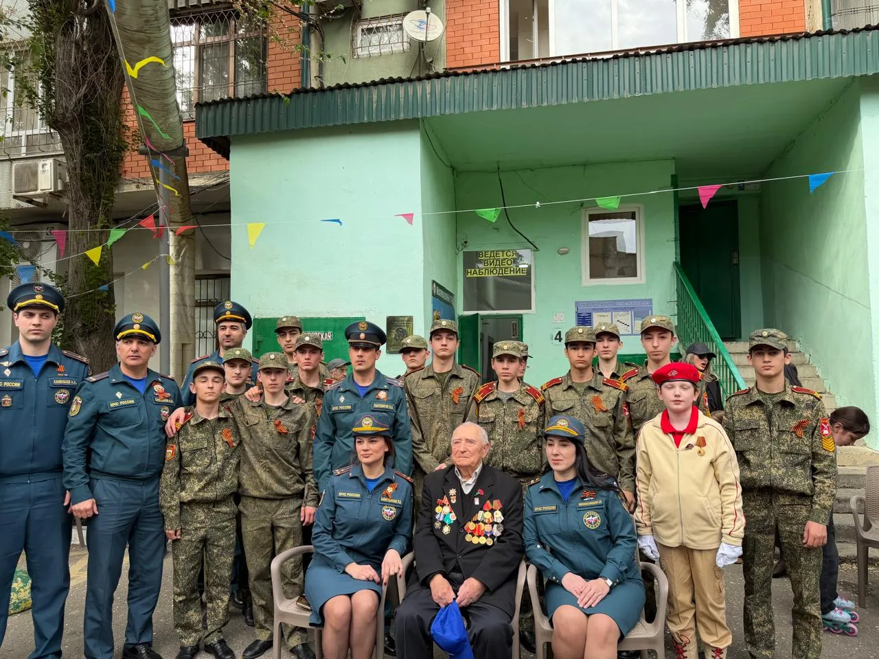 У дома ветерана Великой Отечественной войны Юрия Петрухина прошел парад Победы, в котор...