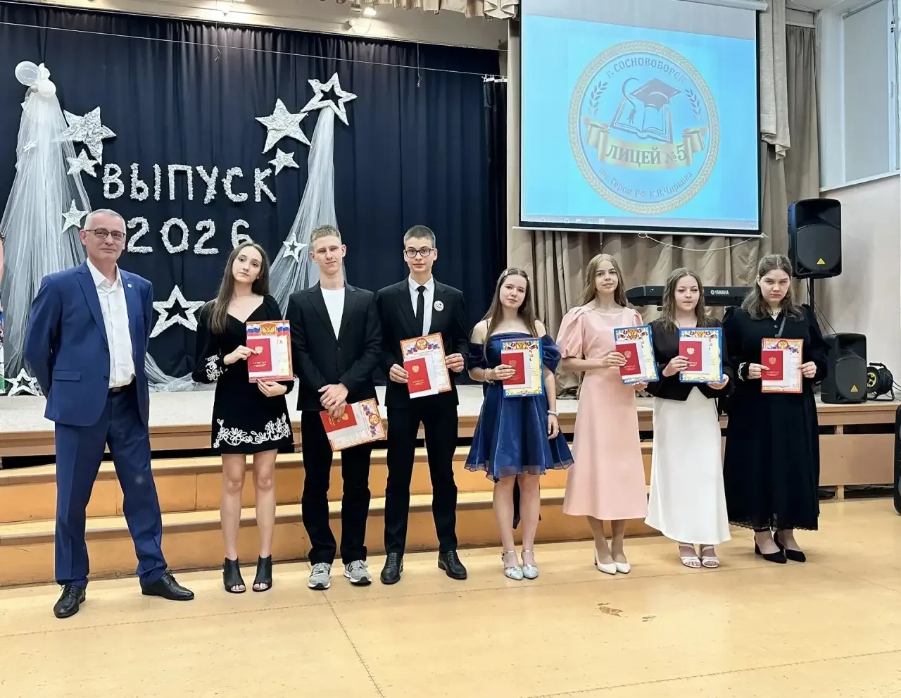Первый аттестат — первый серьезный выбор

🎓 27 июня в лицее состоялась Торжественная церемония вруч