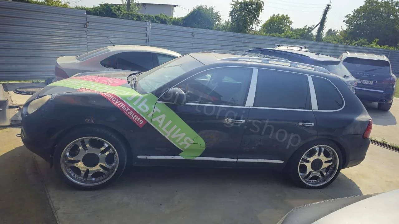 Выставленный на торги автомобиль Porsche Cayenne 2005 года выпуска представляет собой интересный акт