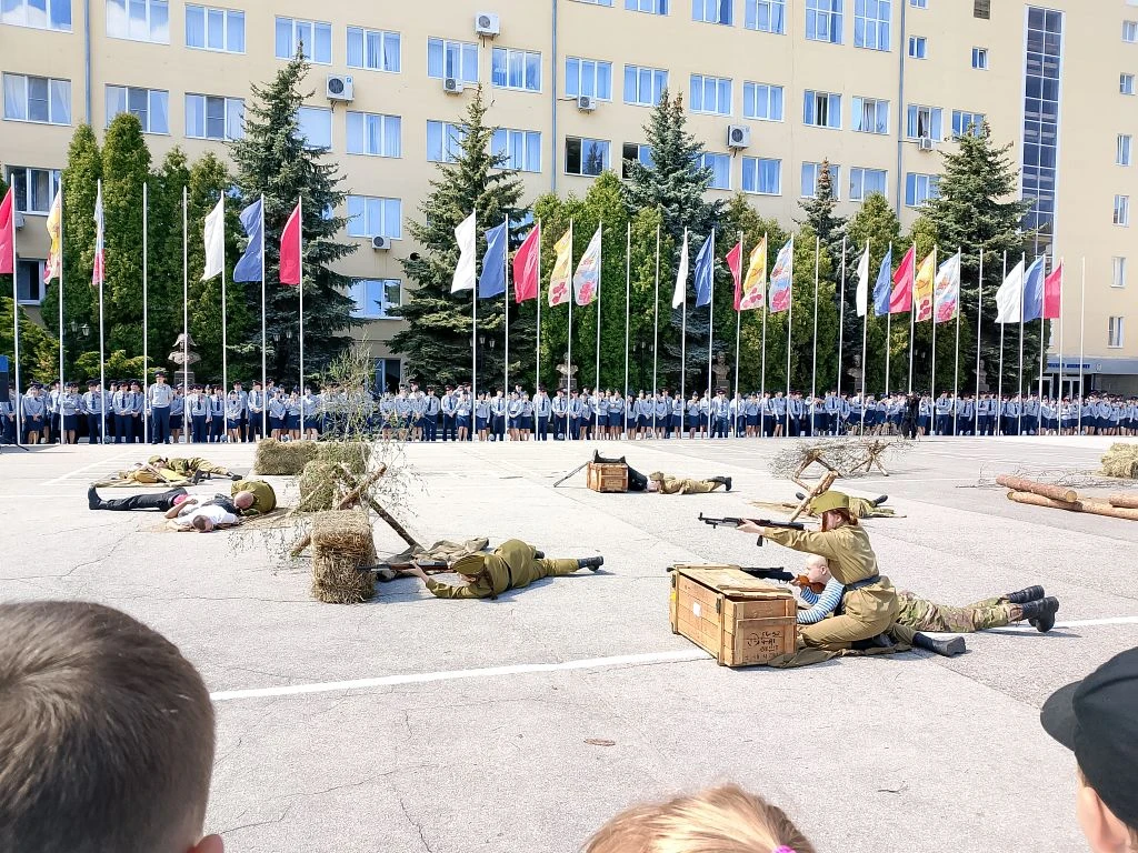 8 мая учащиеся 3 Б и 8 А класса посетили праздничное мероприятие, организованное  Академией ФСИН. Зр