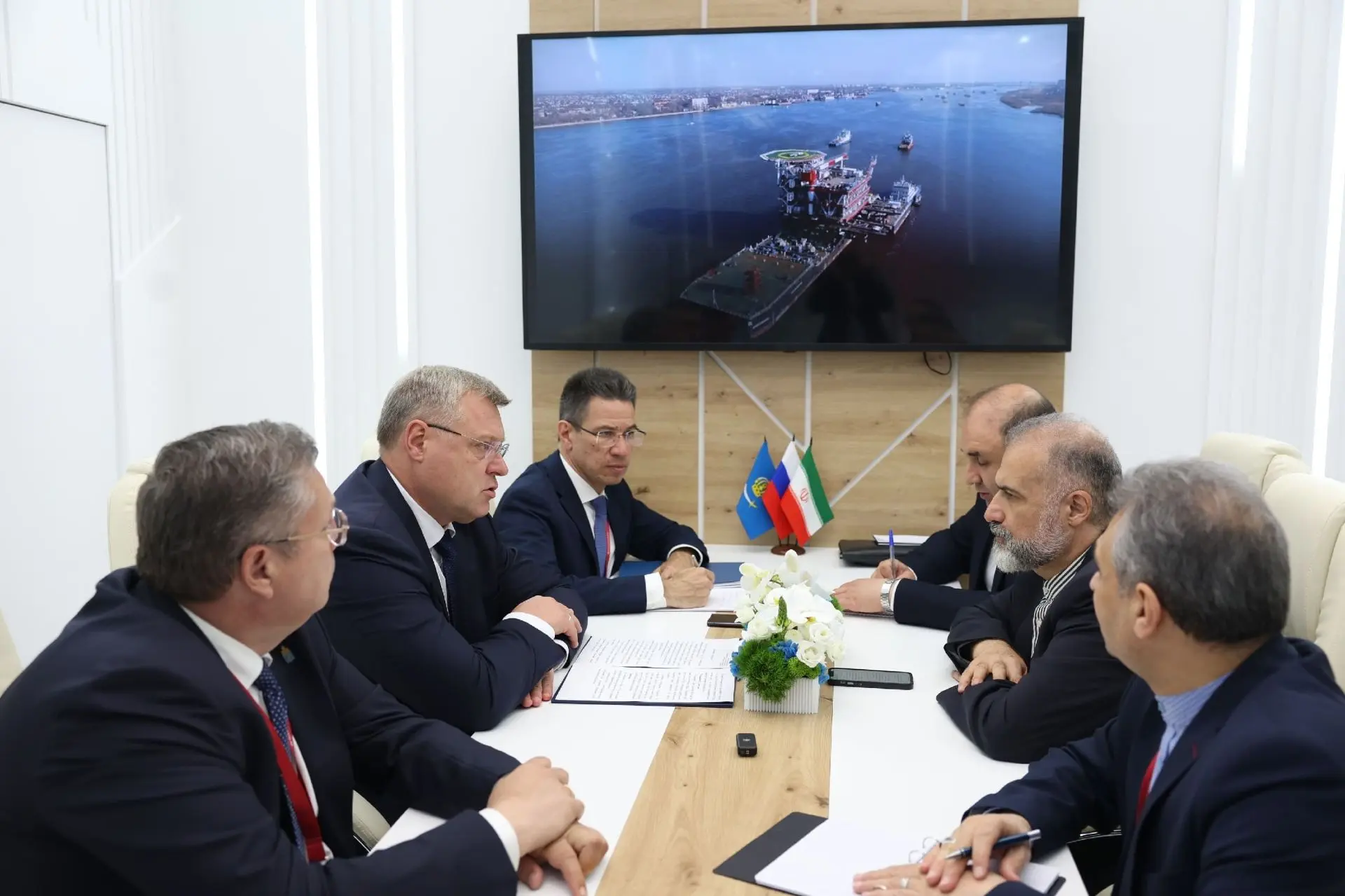 Губернатор Астраханской области на ПМЭФ-2026 обсудил с Послом Ирана расширение сотрудни...