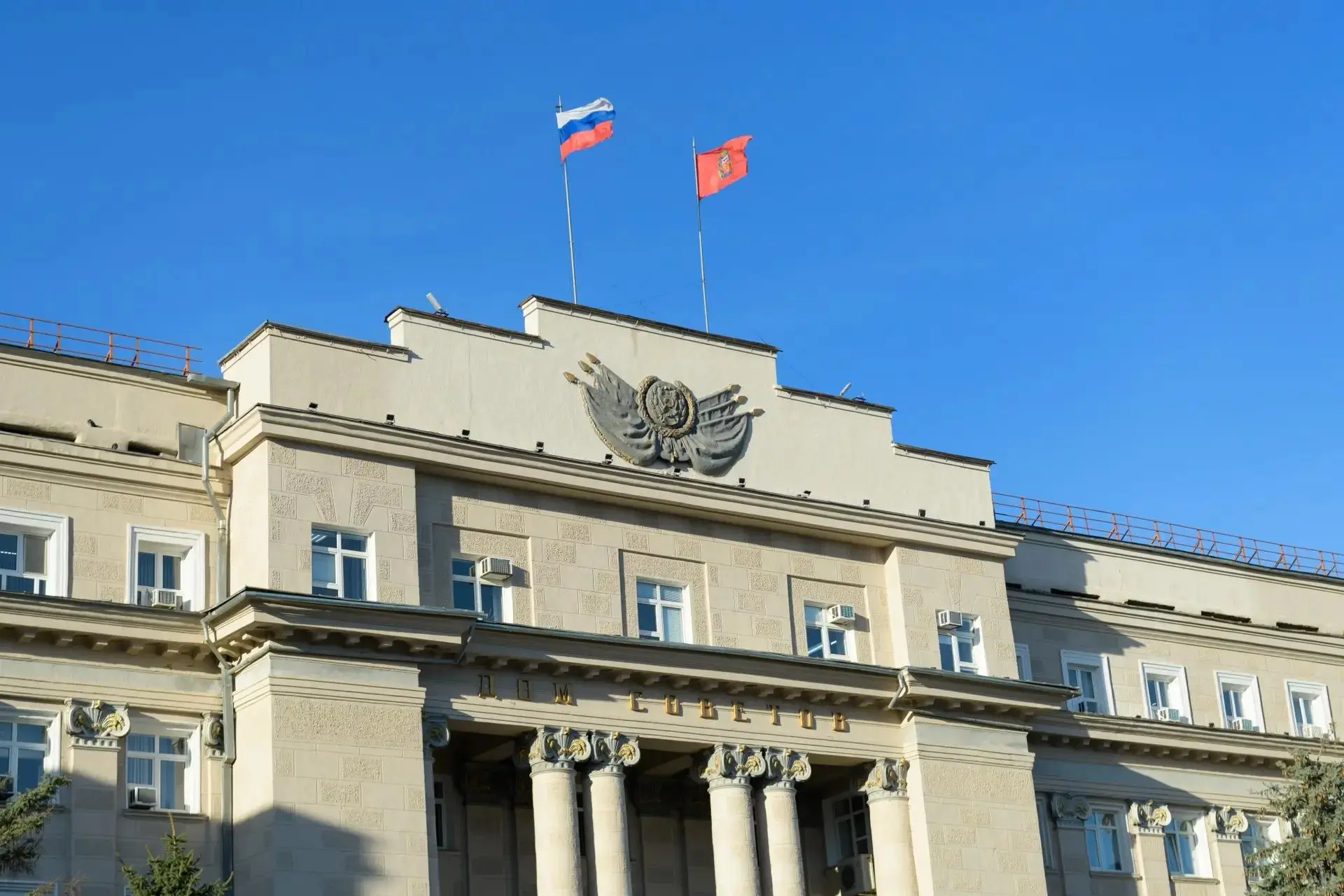 Губернатор Евгений Солнцев вместе с Героями России Тельманом Уралбаевым и Александром В...