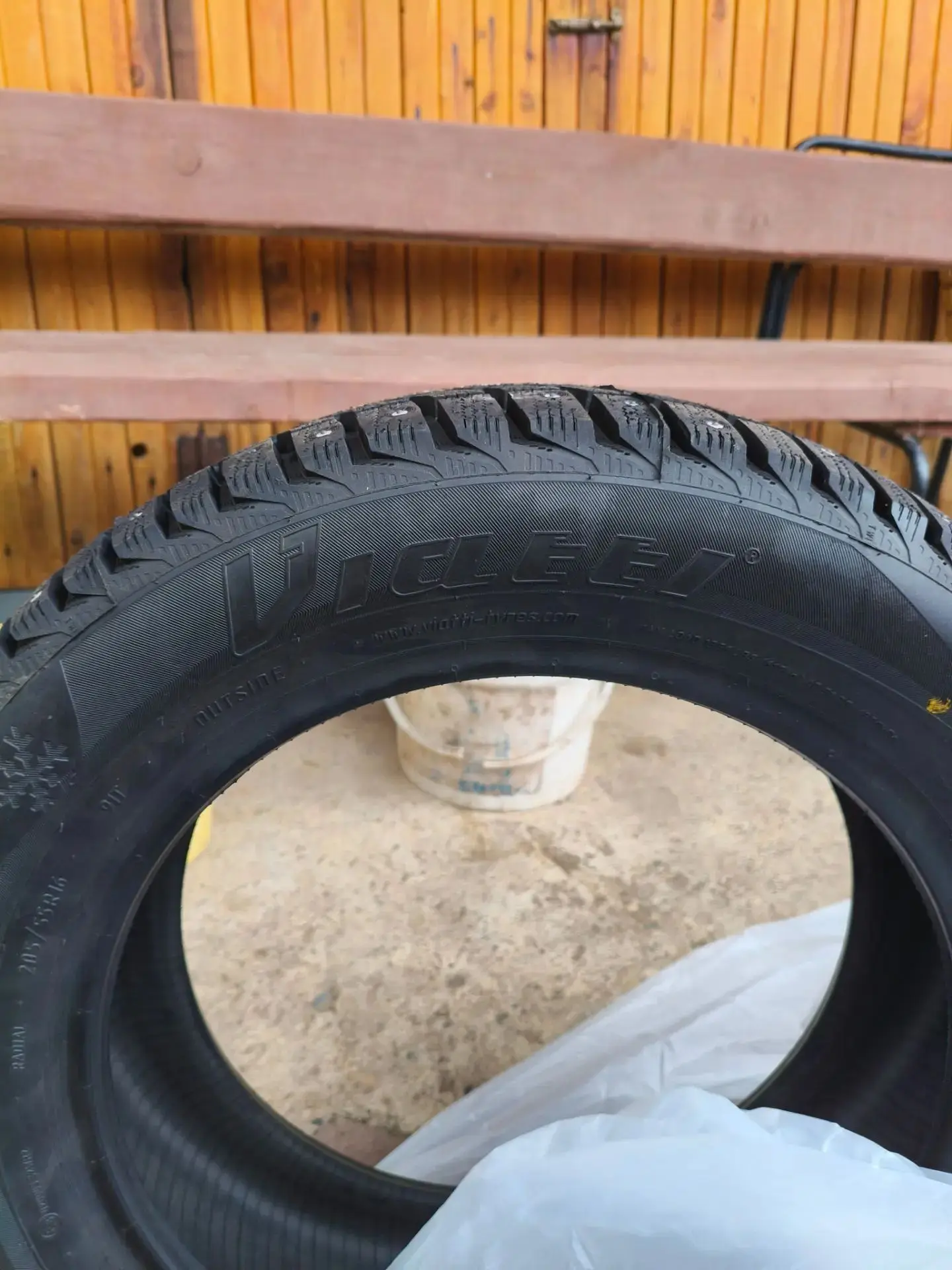 Продаю новую зимнюю шипованную резину Viatti r16 205/55 цена 18000 за комплект    с. Ме...