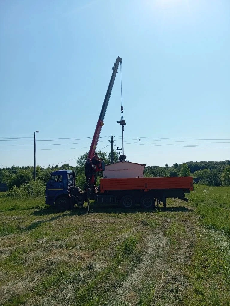 Производятся работы по замене насоса одной из скважин.
