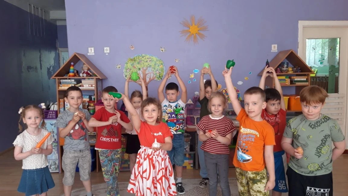 Мы здоровью скажем: "Да!" В старшей группе №11  прошло занятие "Ягоды, овощи и фрукты - витаминные п