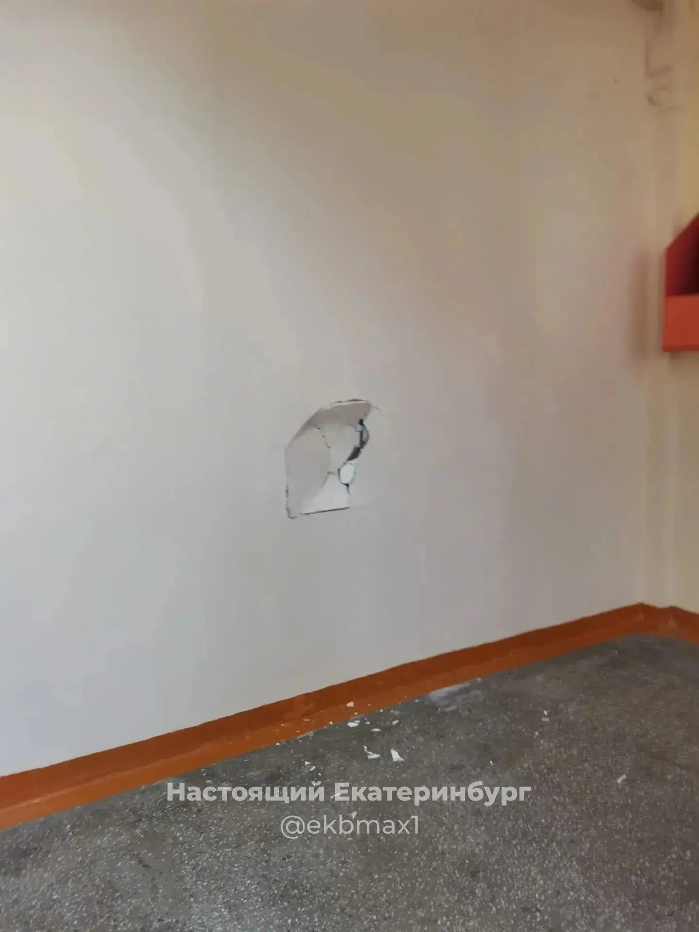 Мальчик сломал стену ногой на 2 этаже старших классов, 164 школа.