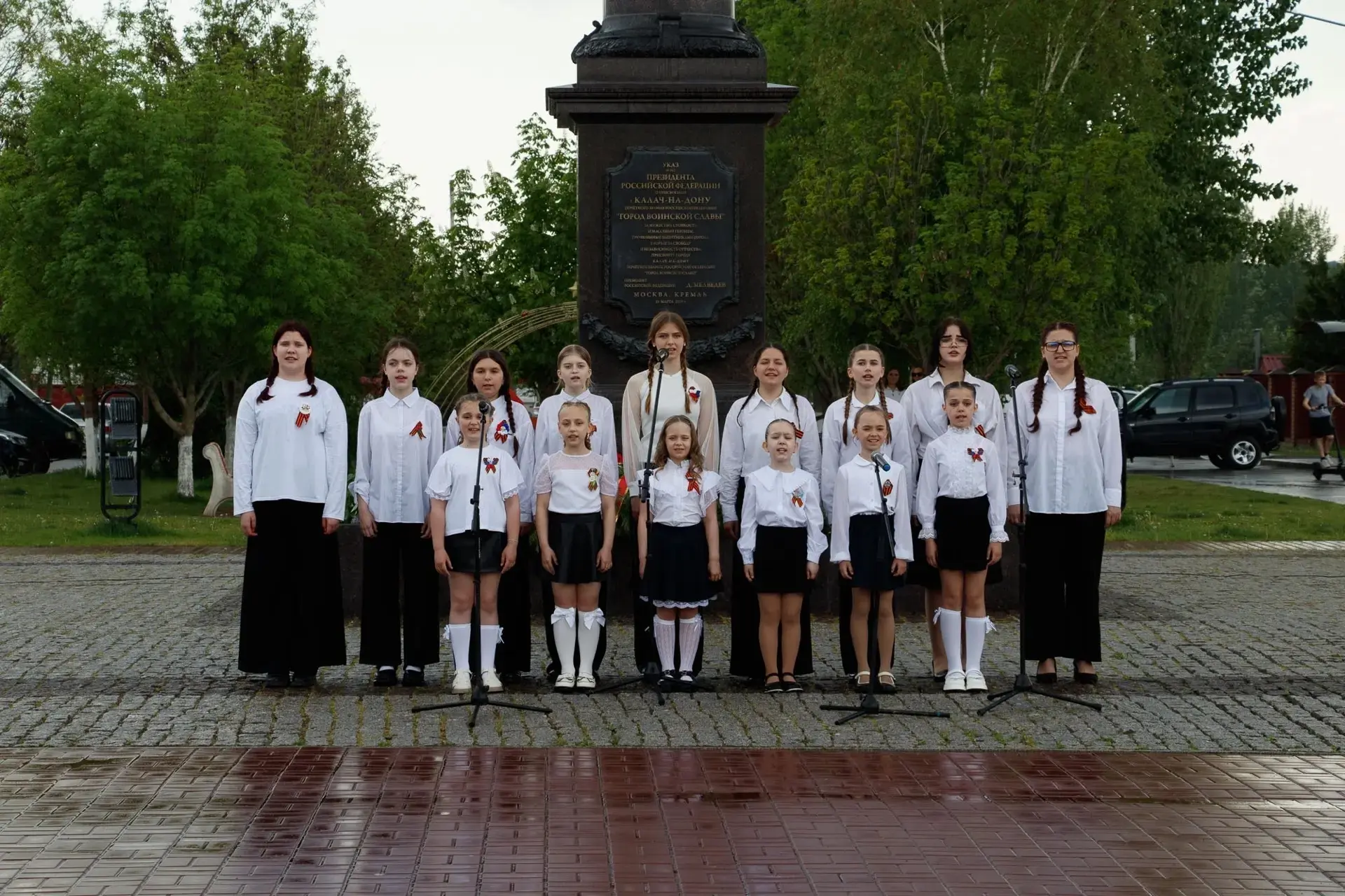Для «голосят» грамоты - не главное🎶

В обычной школе, где на уроках — тишина, а на переменах — прив