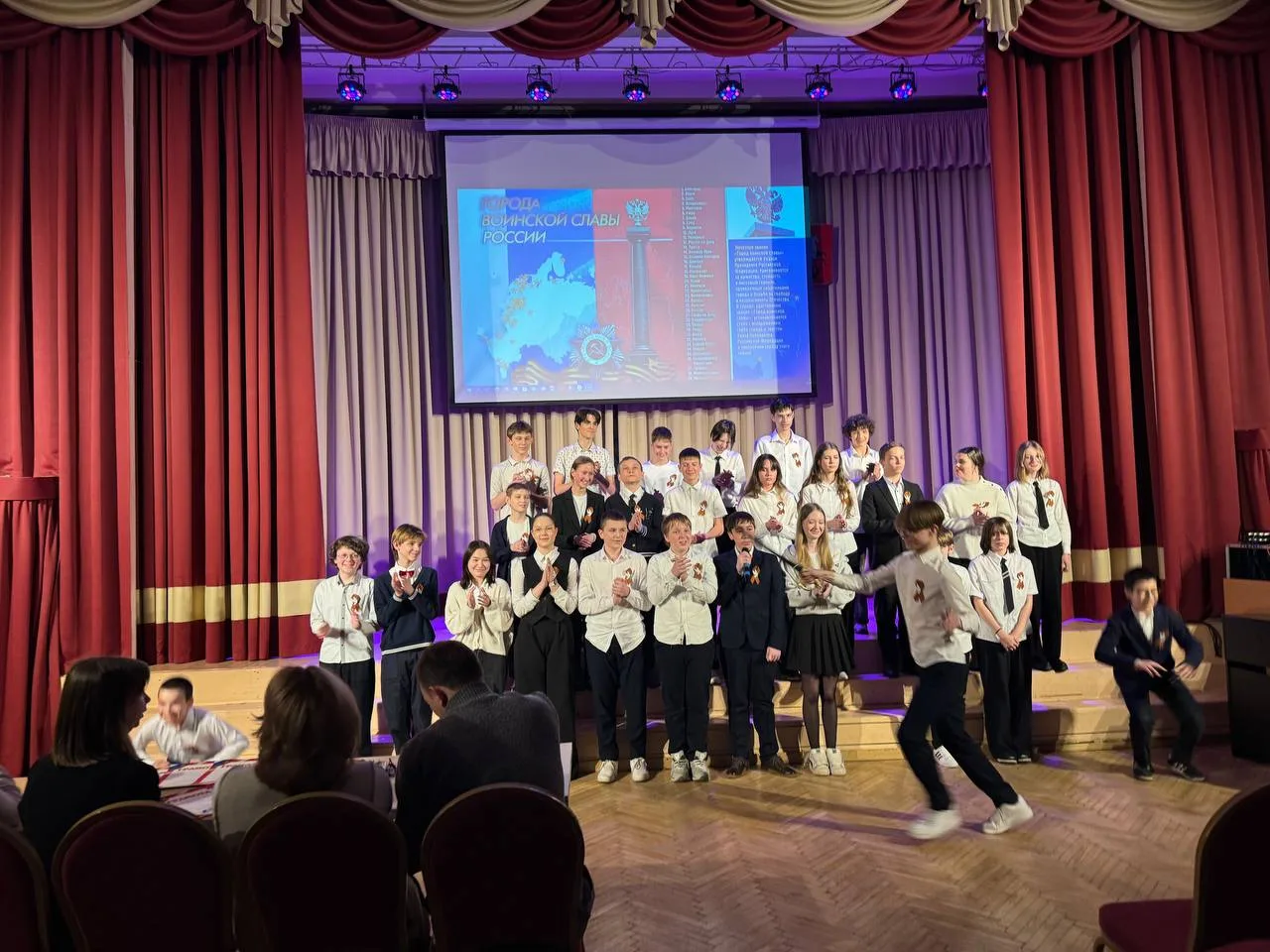 🎶 С песней к победе  🕊️ 🕊️ Мы продолжаем делиться выступлениями в нашей школе ко Дню Победы.  Ребята