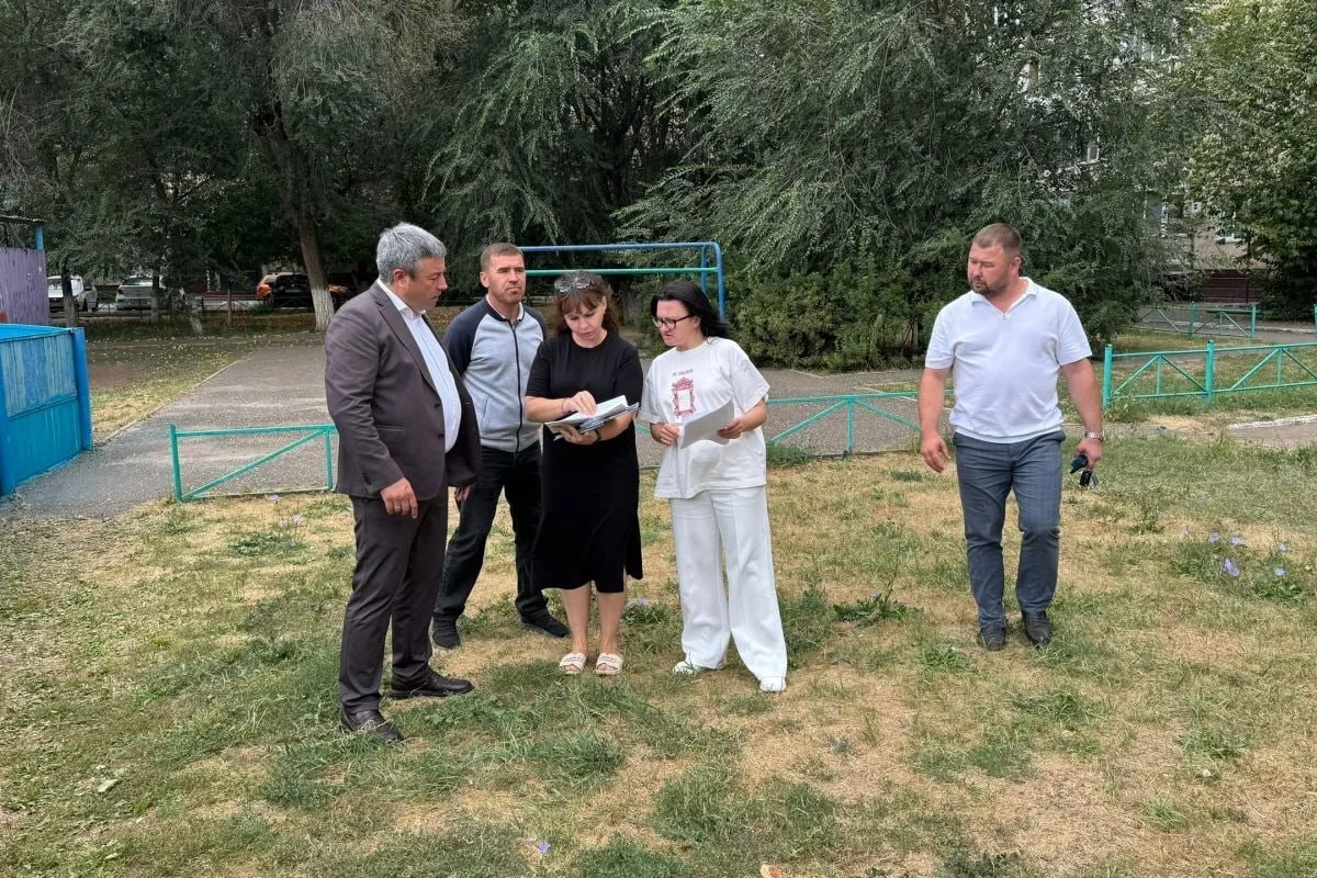 В Промышленном районе Оренбурга продолжаются работы по установке детских и спортивных п...
