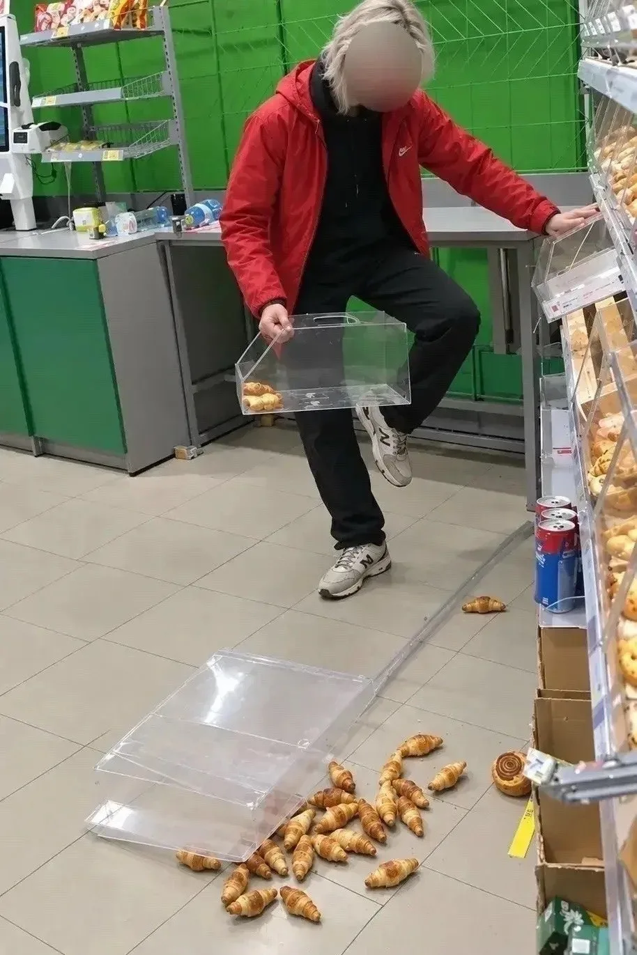 Покупатели массово жалуются на открытую выпечку в сетевых магазинах, которая продается ...