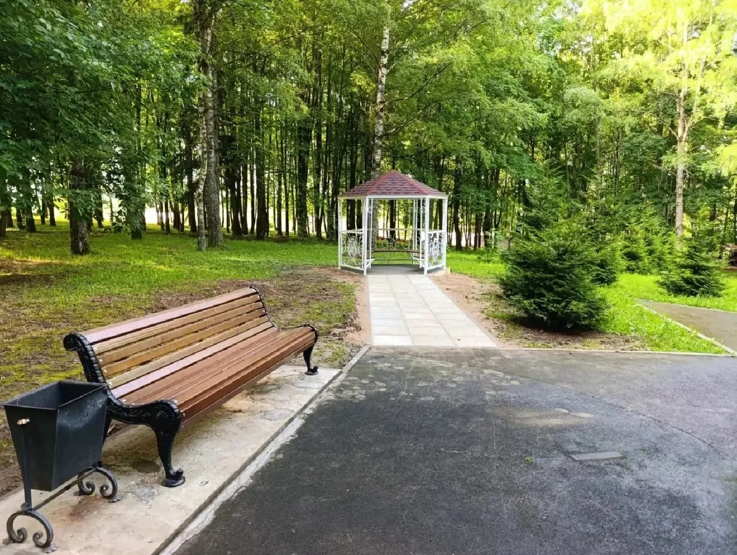 В городском парке Волоколамска стало уютнее отдыхать.