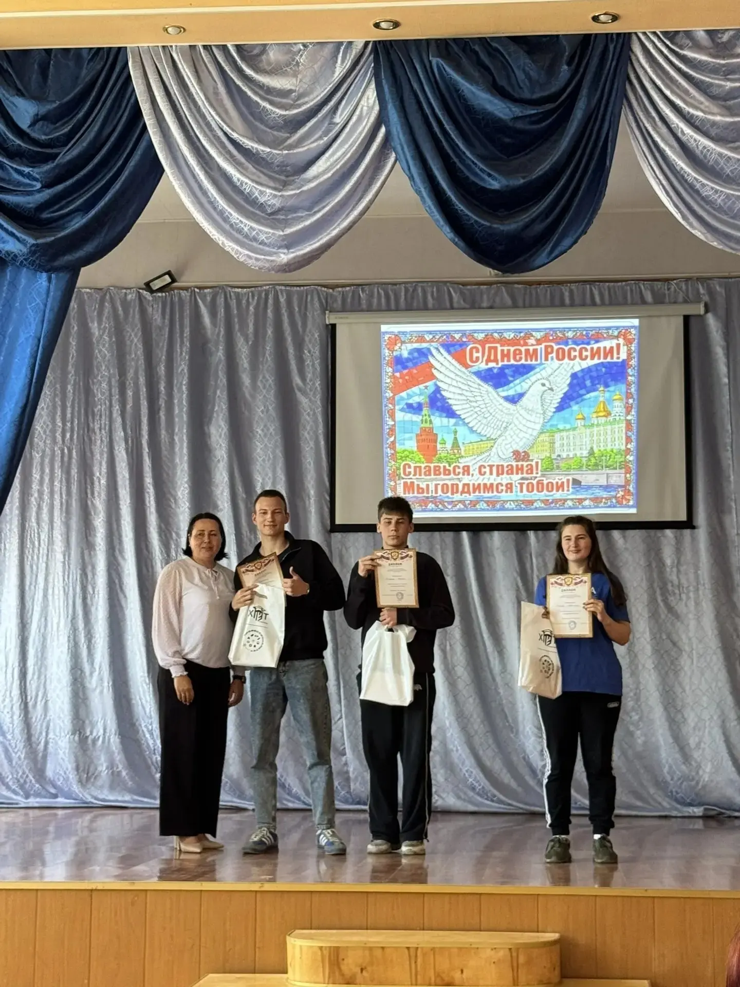 Как это было: 10 июня отгремело наше праздничное шоу «Про Россию» 🎉!

Актовый зал был полон — это б