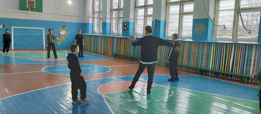 В разгар зимних каникул в школе прошел традиционный товарищеский матч по волейболу. На ...