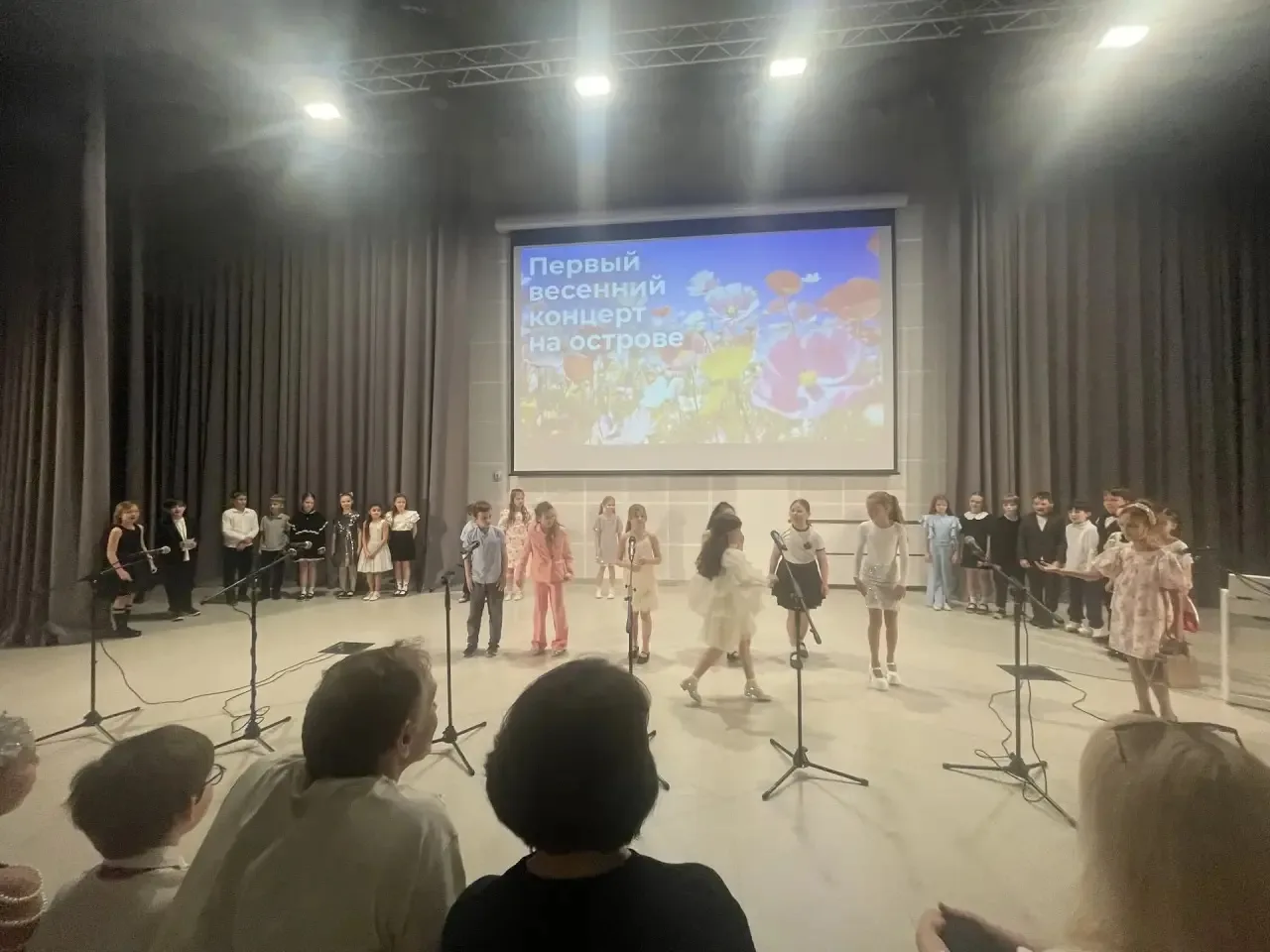 Весенний концерт в начальной школе 🌸  🌼 В начальной школе в здании на Острове прошёл яркий весенний 