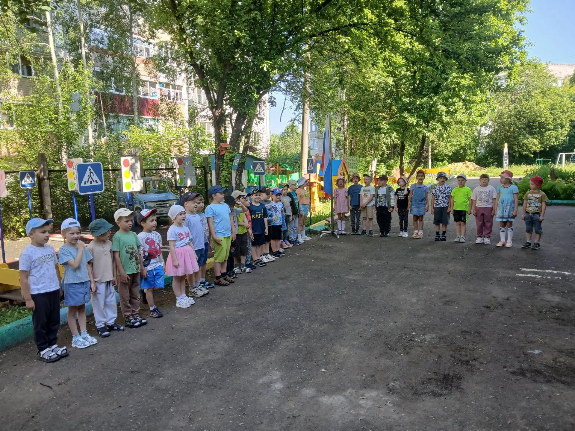 Новая неделя в детском саду традиционно началась с церемонии поднятия флага Российской ...