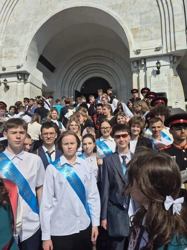 Вот и отзвенел последний звонок для наших одиннадцатиклассников! Позади школьные годы, впереди — взр
