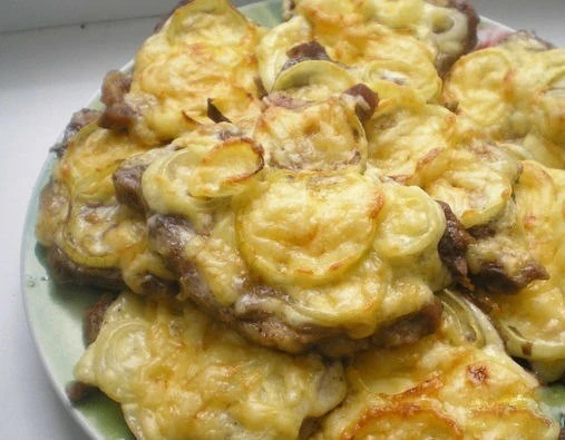 Мясо в духовке с сыром