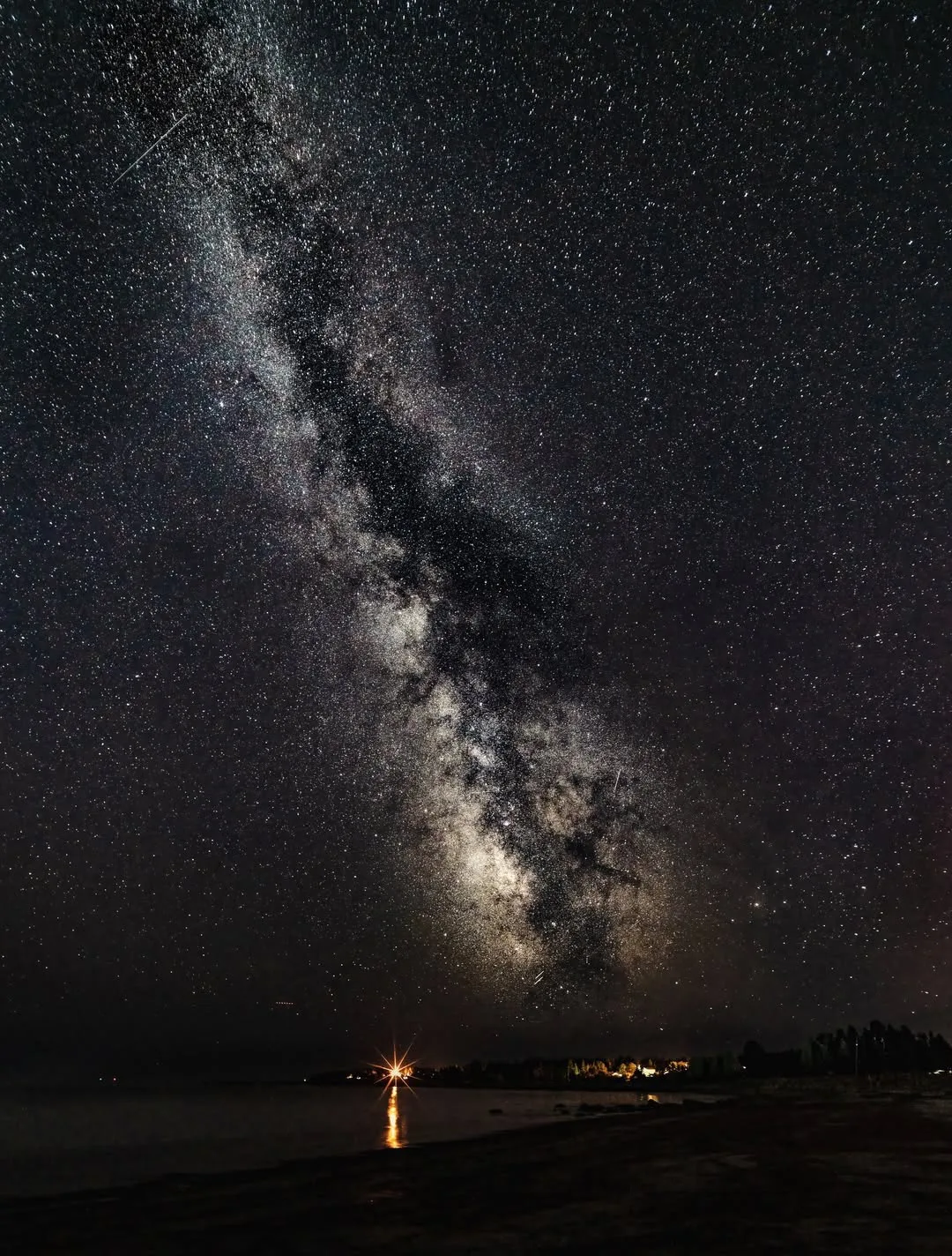 🌌 Млечный Путь над берегом Bayswater Beach.

Ночное небо с яркой полосой Млечного Пути над океански