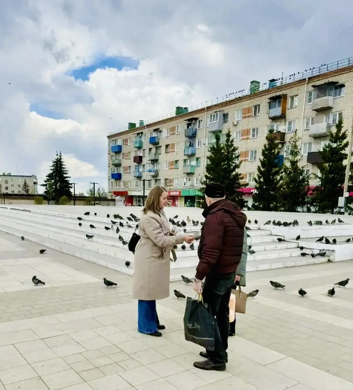В преддверии Дня Победы острогожские работники культуры провели акцию "Георгиевская ленточка" в цент