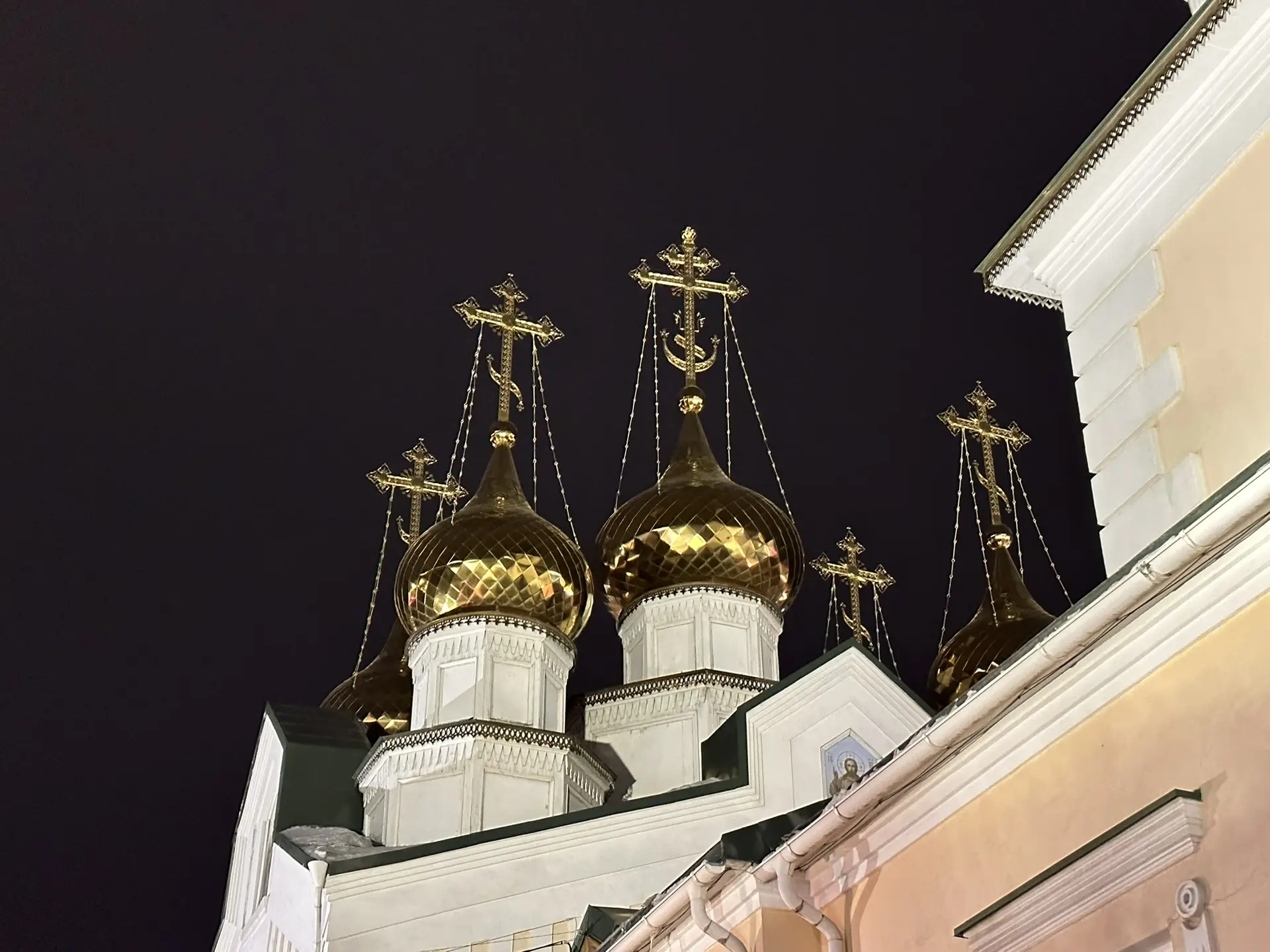 Поздравляю со светлым праздником Пасхи. Пусть озарение и благословение сопровождают вас.