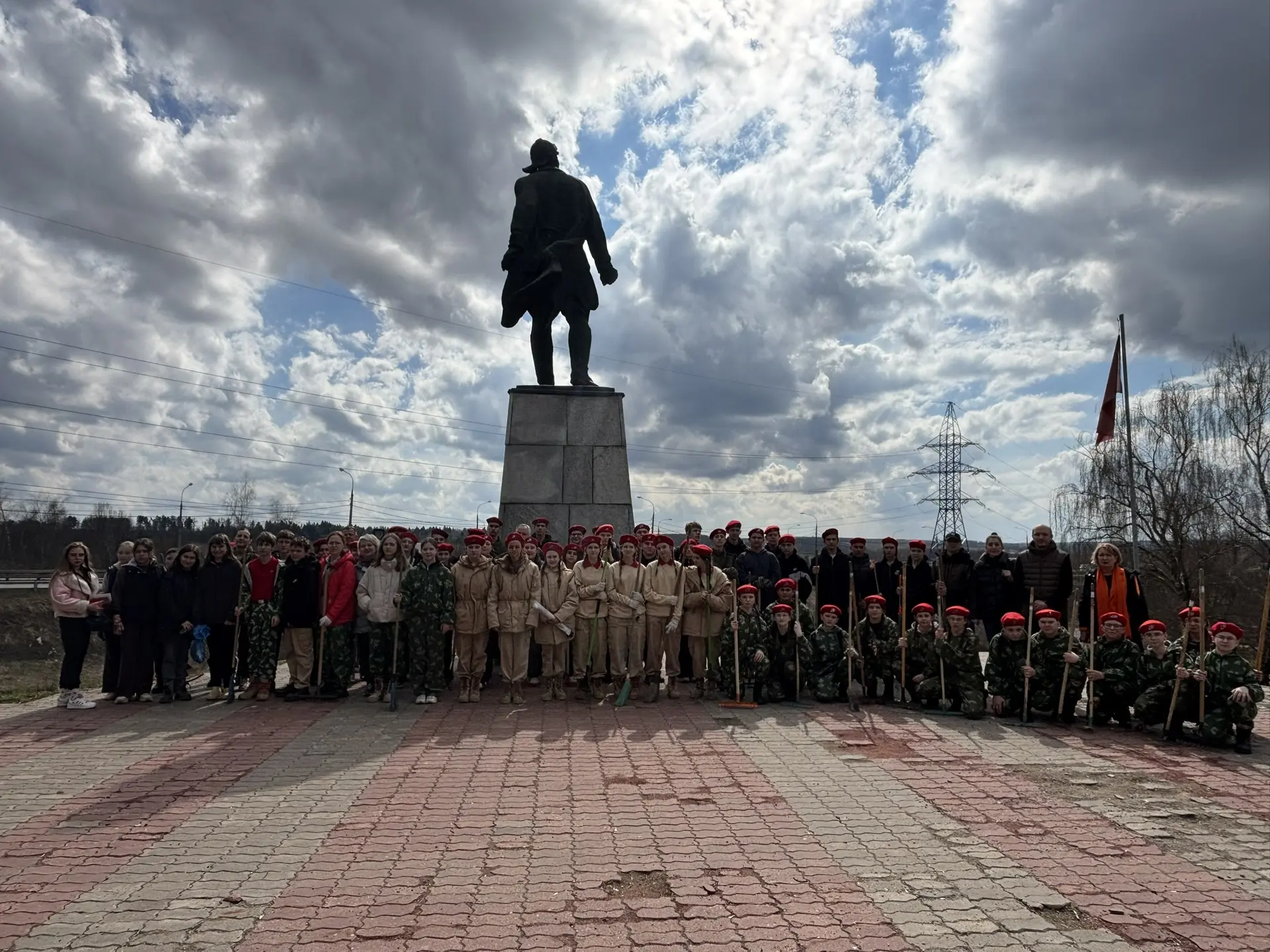 🇷🇺 Боевая уборка: юнармейцы отряда «Память» МОУ СОШ 18 имени Подольских курсантов навели порядок у п