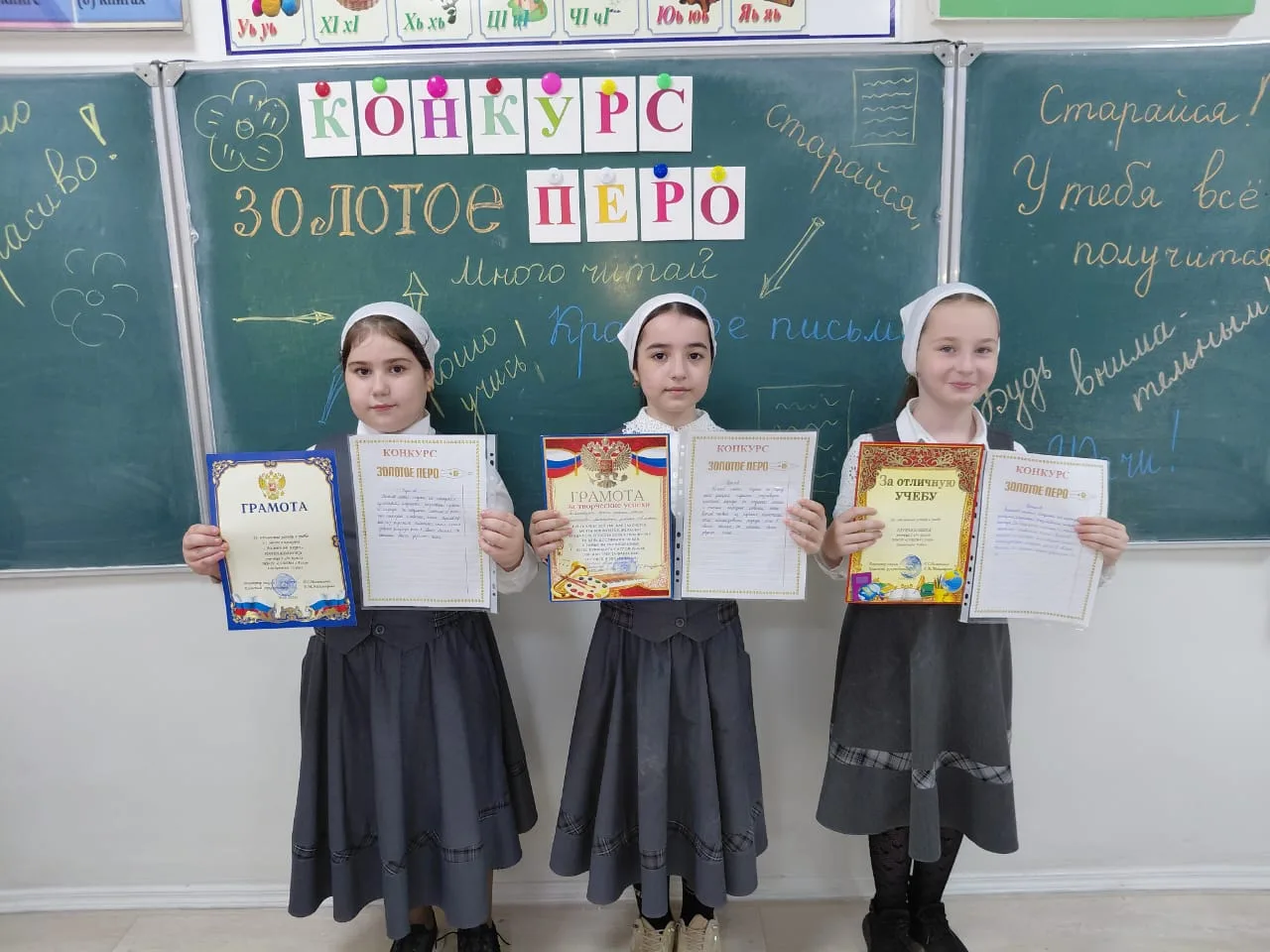 Наши звездочки на конкурсе "Золотое перо"!  Ученики 2 А класса в полном составе демонстрирует свои т