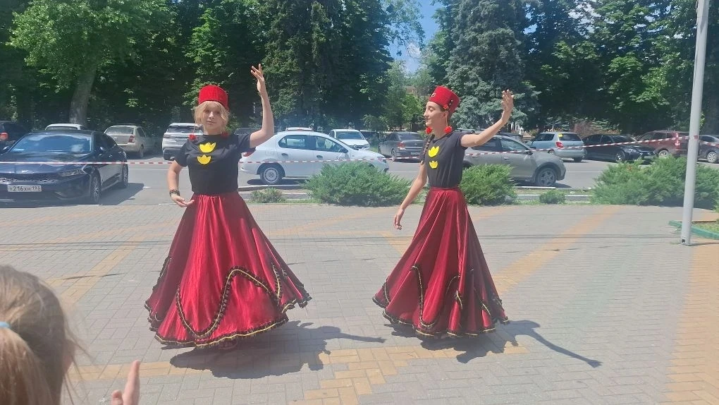 В нашем лагере прошёл яркий и душевный фестиваль, посвящённый Году народного единства! 🇷🇺

Ребята 