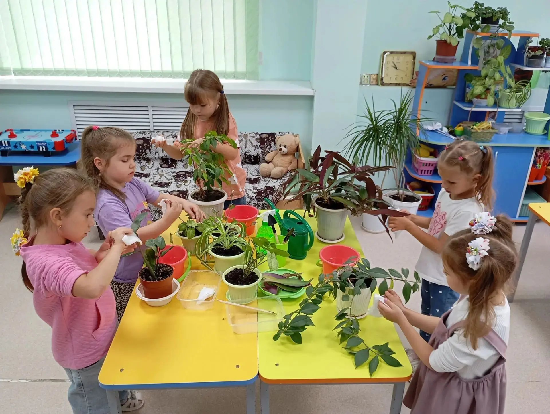 🪴🎍Маленькие садовники.
В старшей группе детского сада прошёл особенный день — ребята стали настоящ