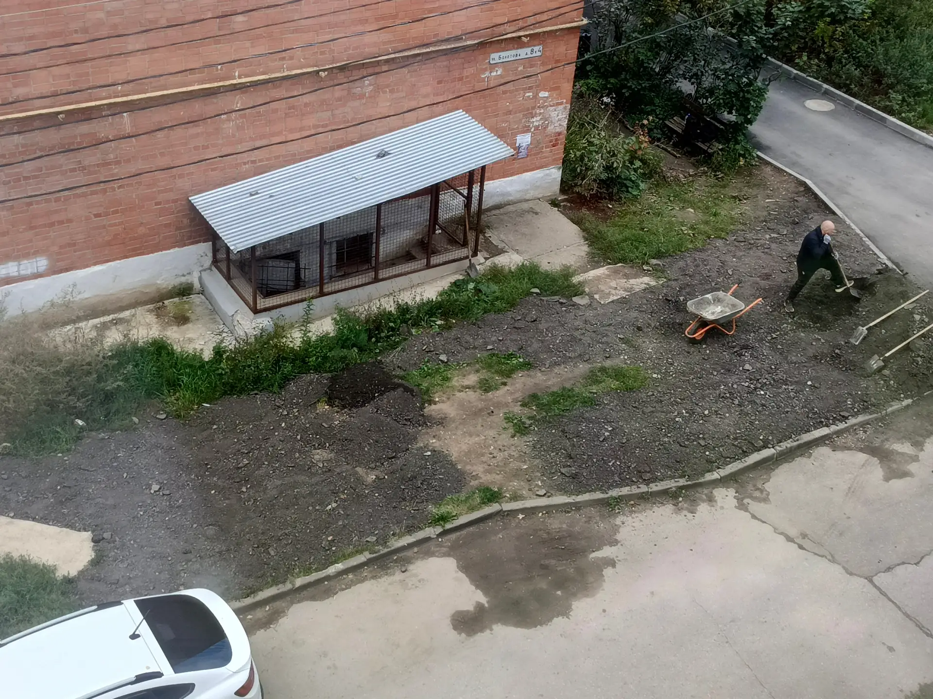 Сразу и не поймешь то ли землей, то ли крошкой отсыпают угол дома у дома по улице Болот...