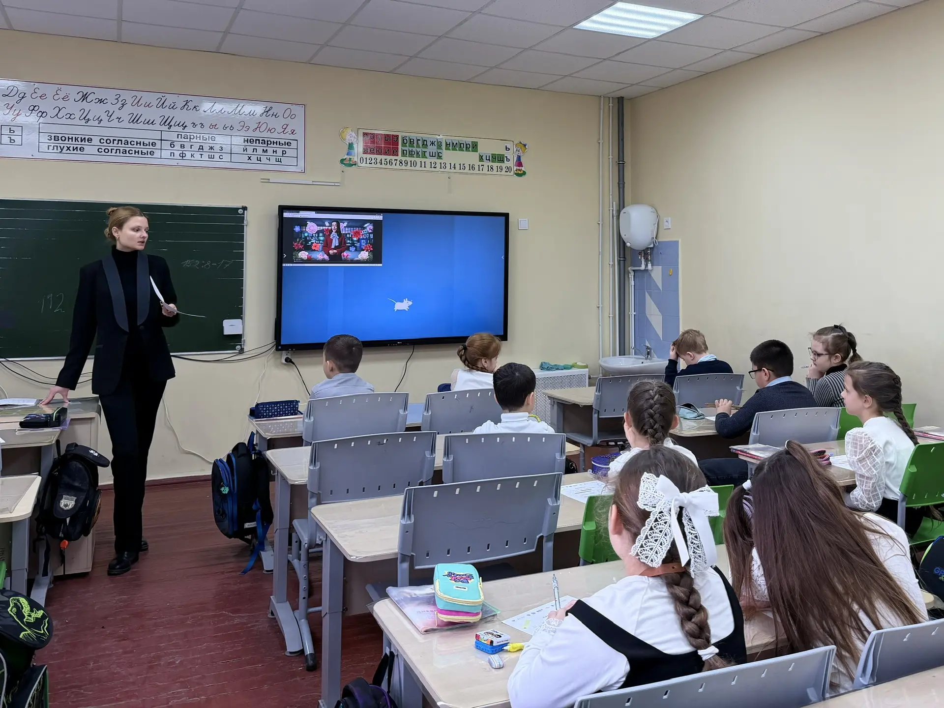 🇷🇺Наша неделя традиционно началась с поднятия флага и исполнения гимнов  На линейке ребята узнали о 