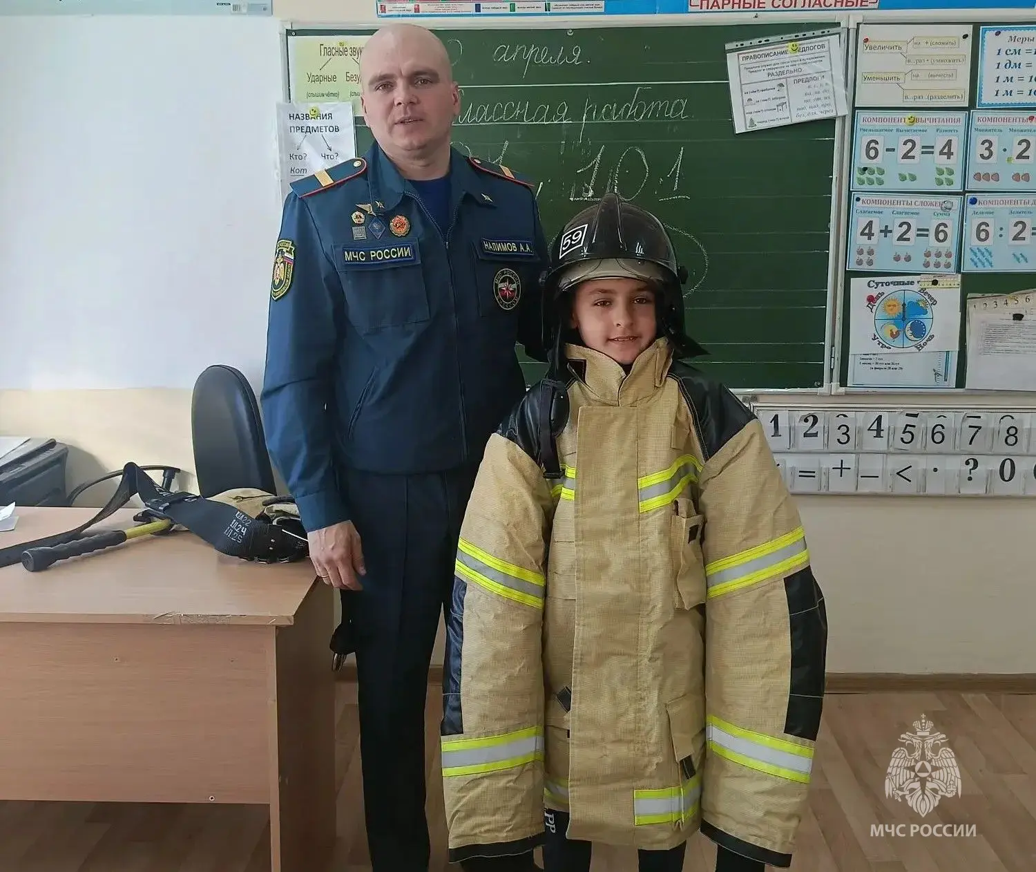 🔥 «Урок, который может спасти жизнь»: огнеборцы обучили школьников правилам пожарной безопасности  В