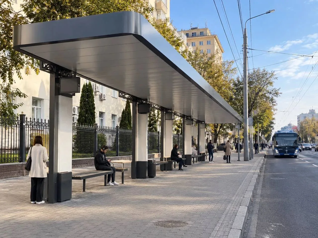 В Воронеже продолжается установка остановочных павильонов для метробуса.