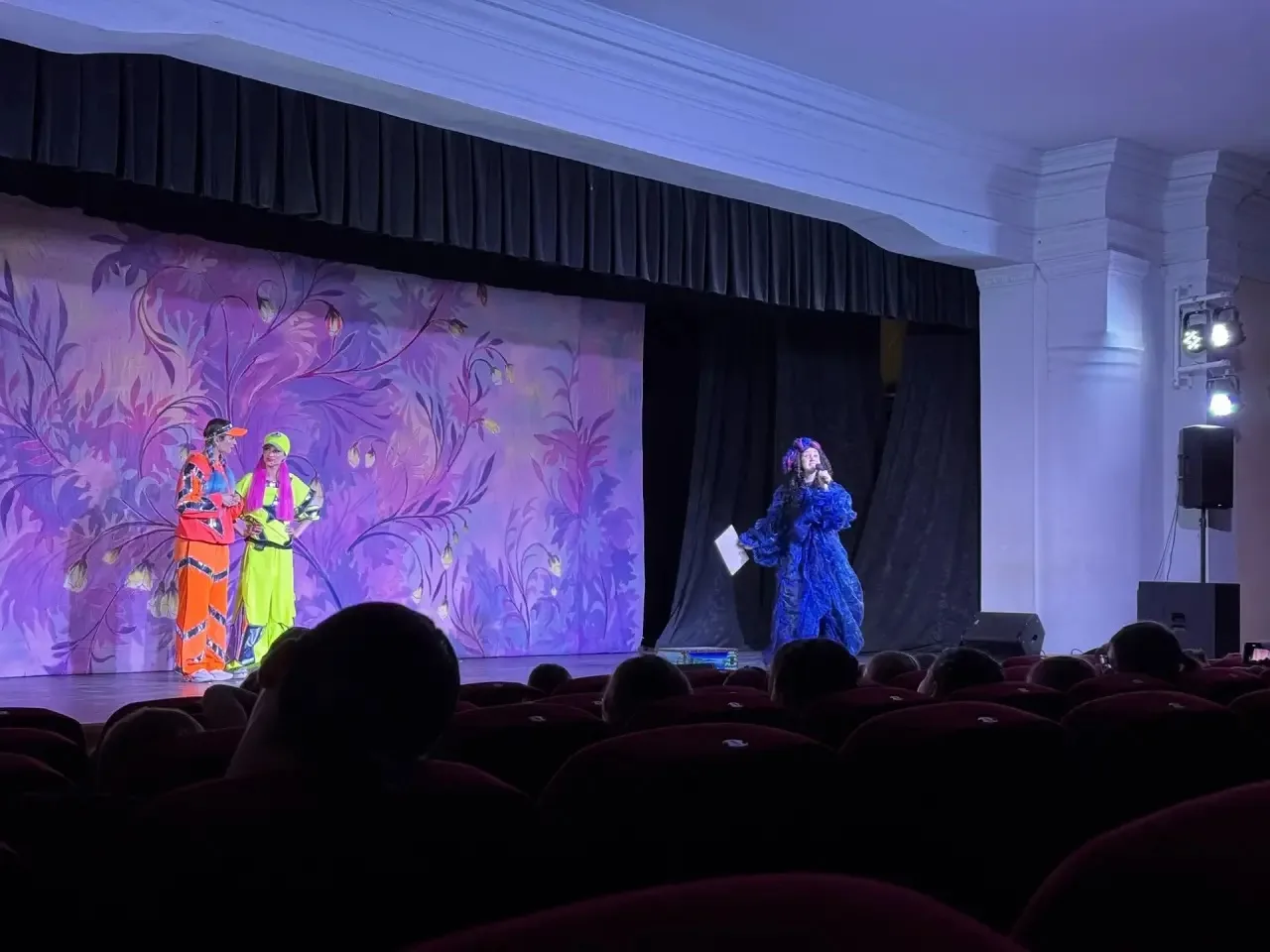 Вчера  наш пришкольный лагерь «Городок» отправился в ДК «Победа» на замечательный спект...