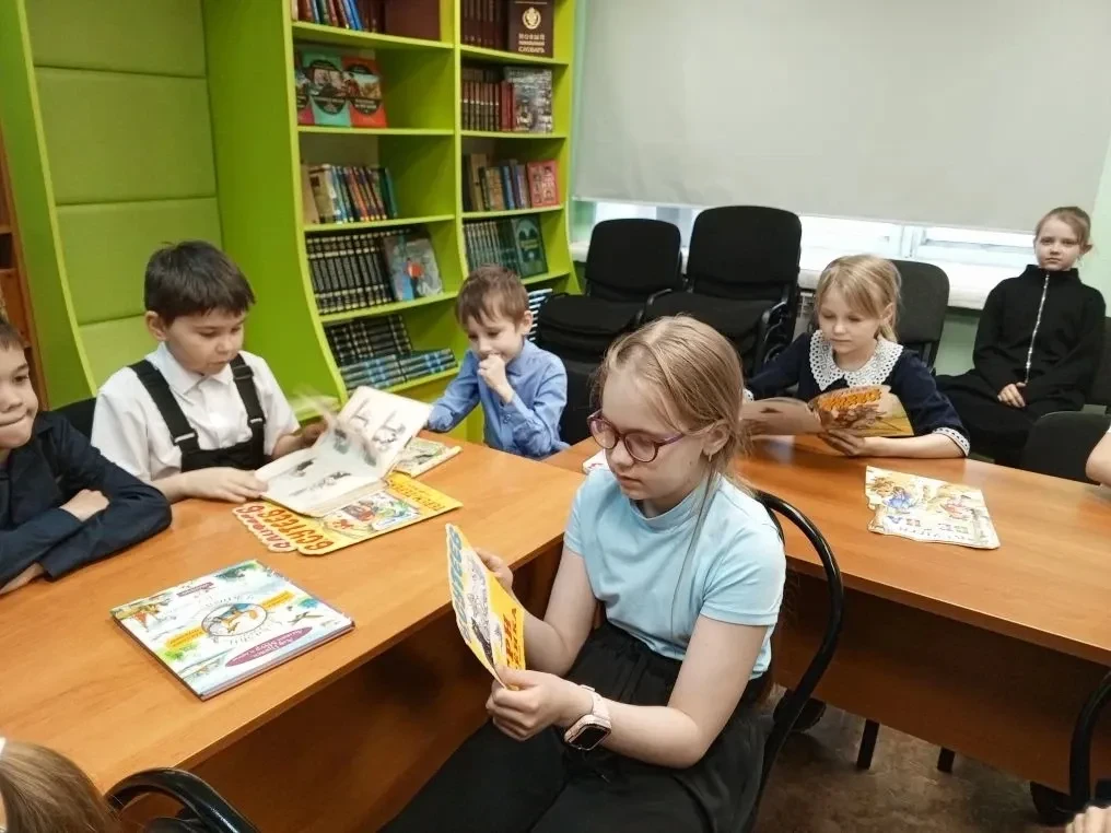 "Книжная страна приключений" ✨20 марта учащиеся 2Б класса побывали в отделе библиотечного обслуживан