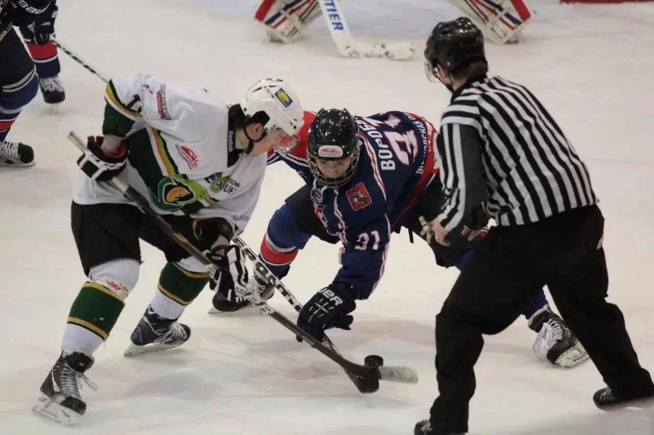 🏒 «Все свои» на льду: звёздный состав воспитанников СШОР им. Боброва сыграет товарищеский матч  30 м